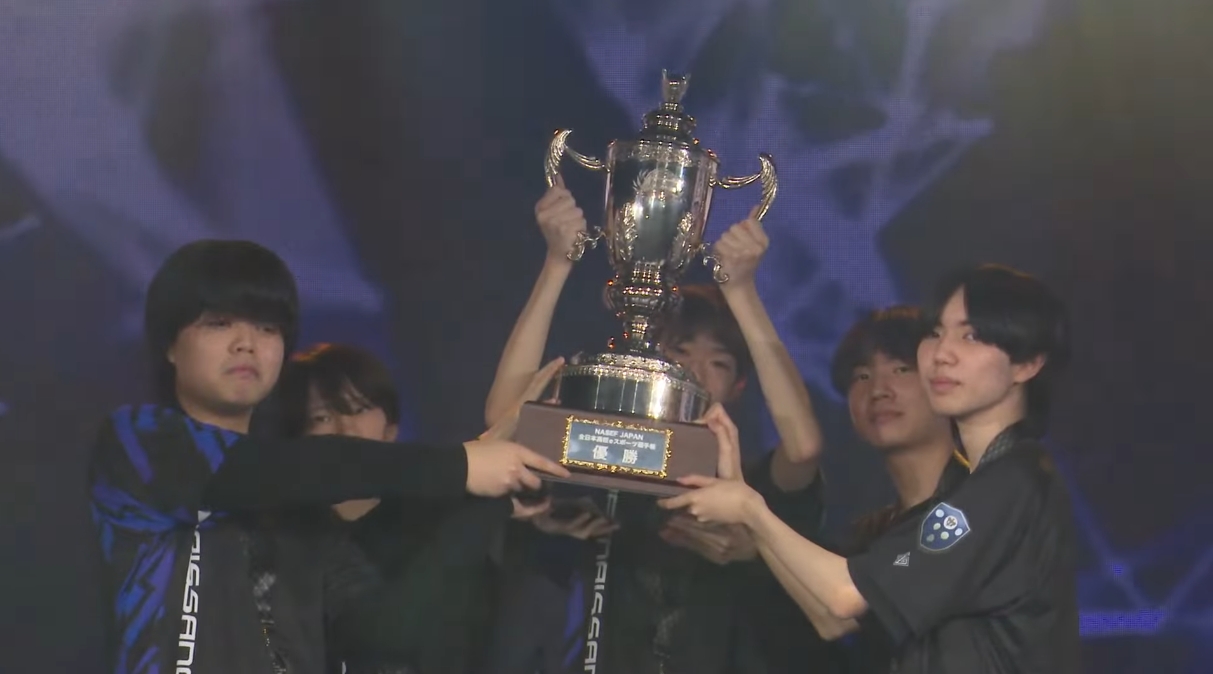 優勝を果たしトロフィーを掲げる「なめくじブラザーズ」の選手たち