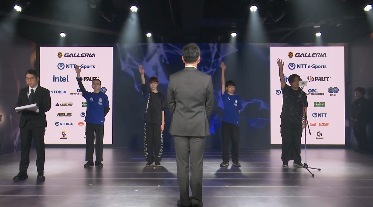 選手宣誓をする各チームの代表