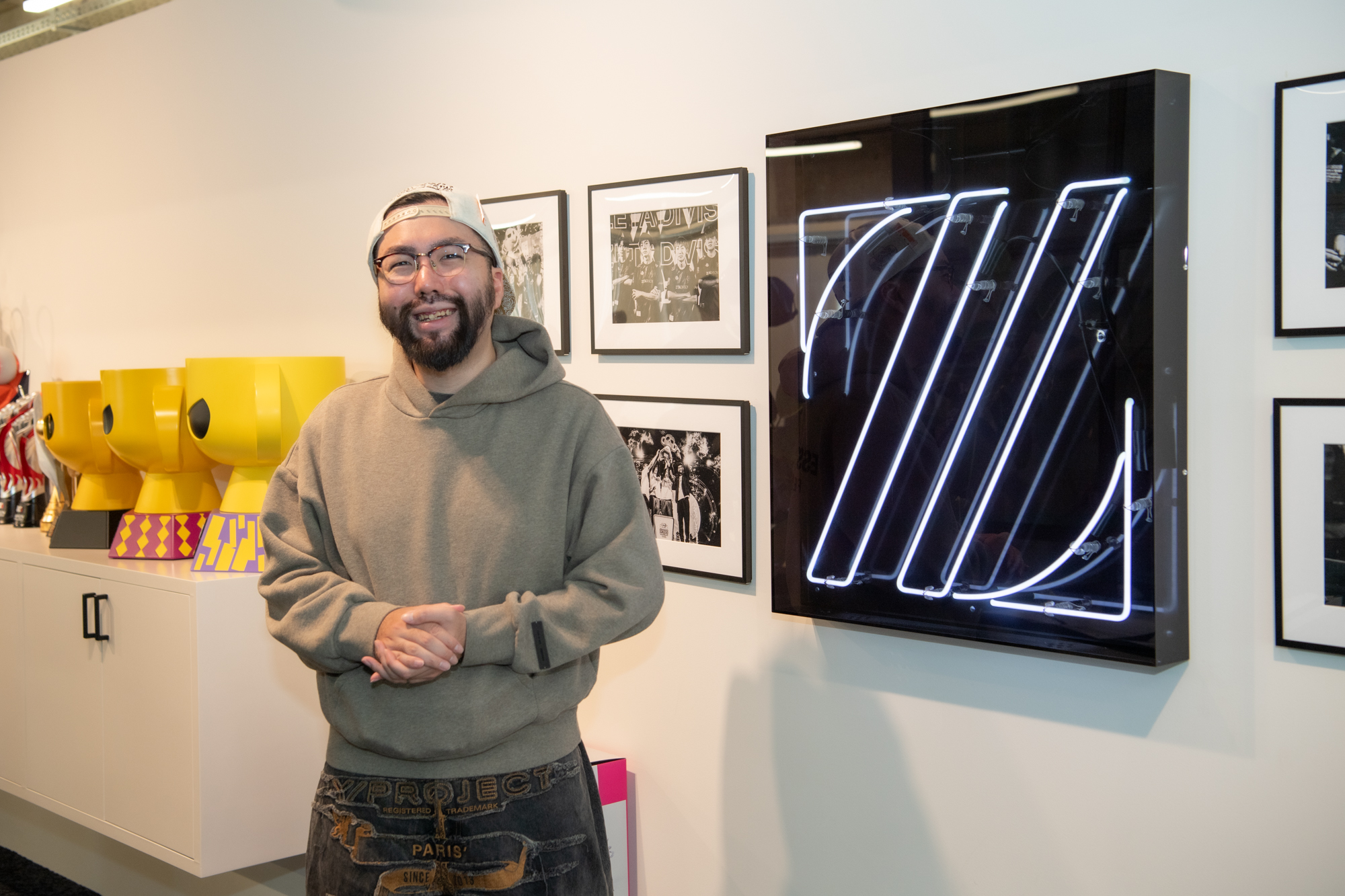 「ZETA DIVISION」のオフィスがあるビルから出発