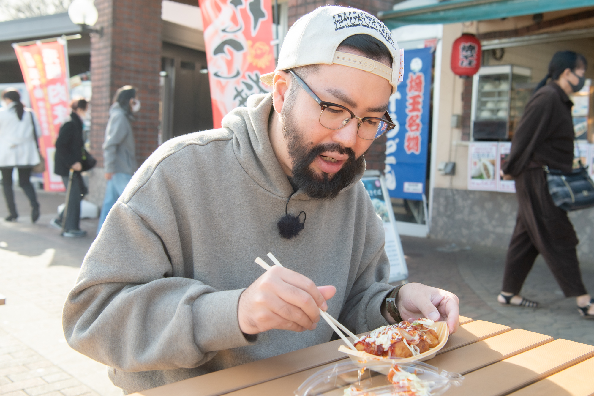 “パーキングエリアメシ”を堪能するノリアキさん