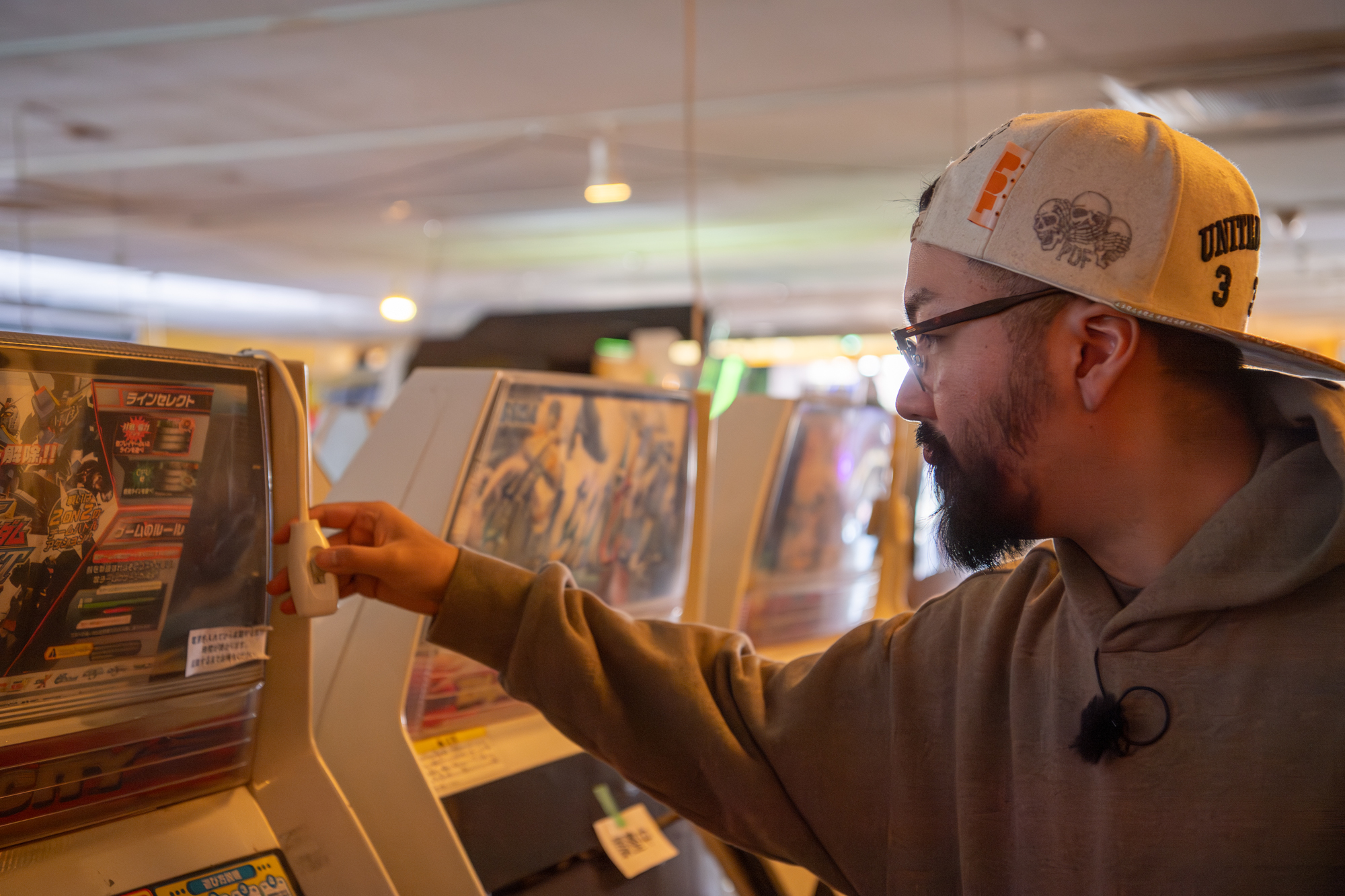 筐体の電源スイッチに盛り上がるノリアキさん