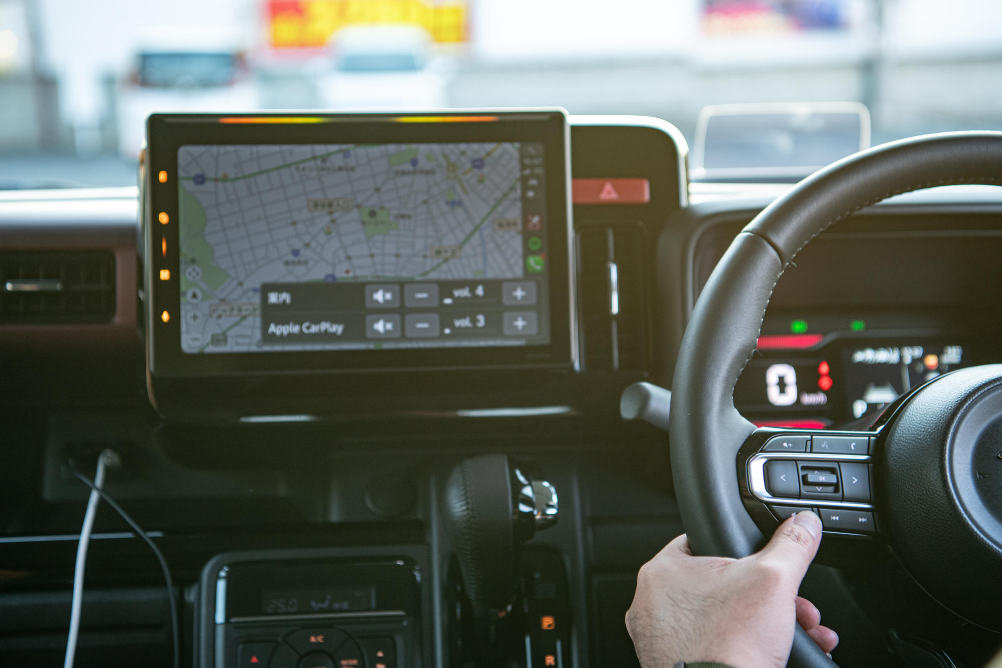 運転中にハンドルから手を離すことなく左手で音量の調節が可能