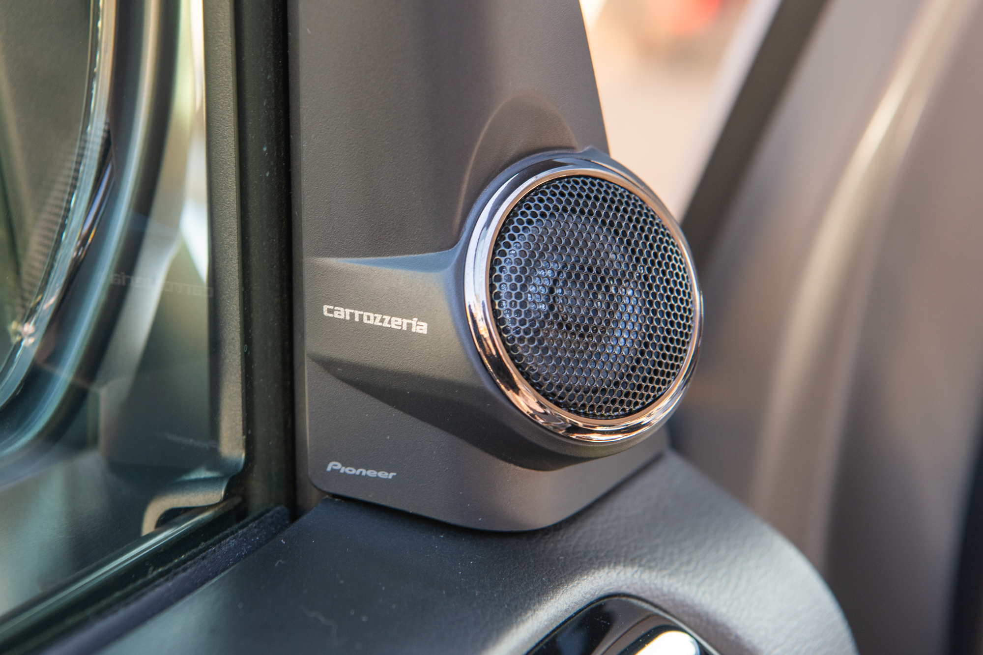 ドアミラー裏パネルにもトゥイーターを備える。「TS-F1750S」の価格はパイオニア公式オンラインショップで18,400円