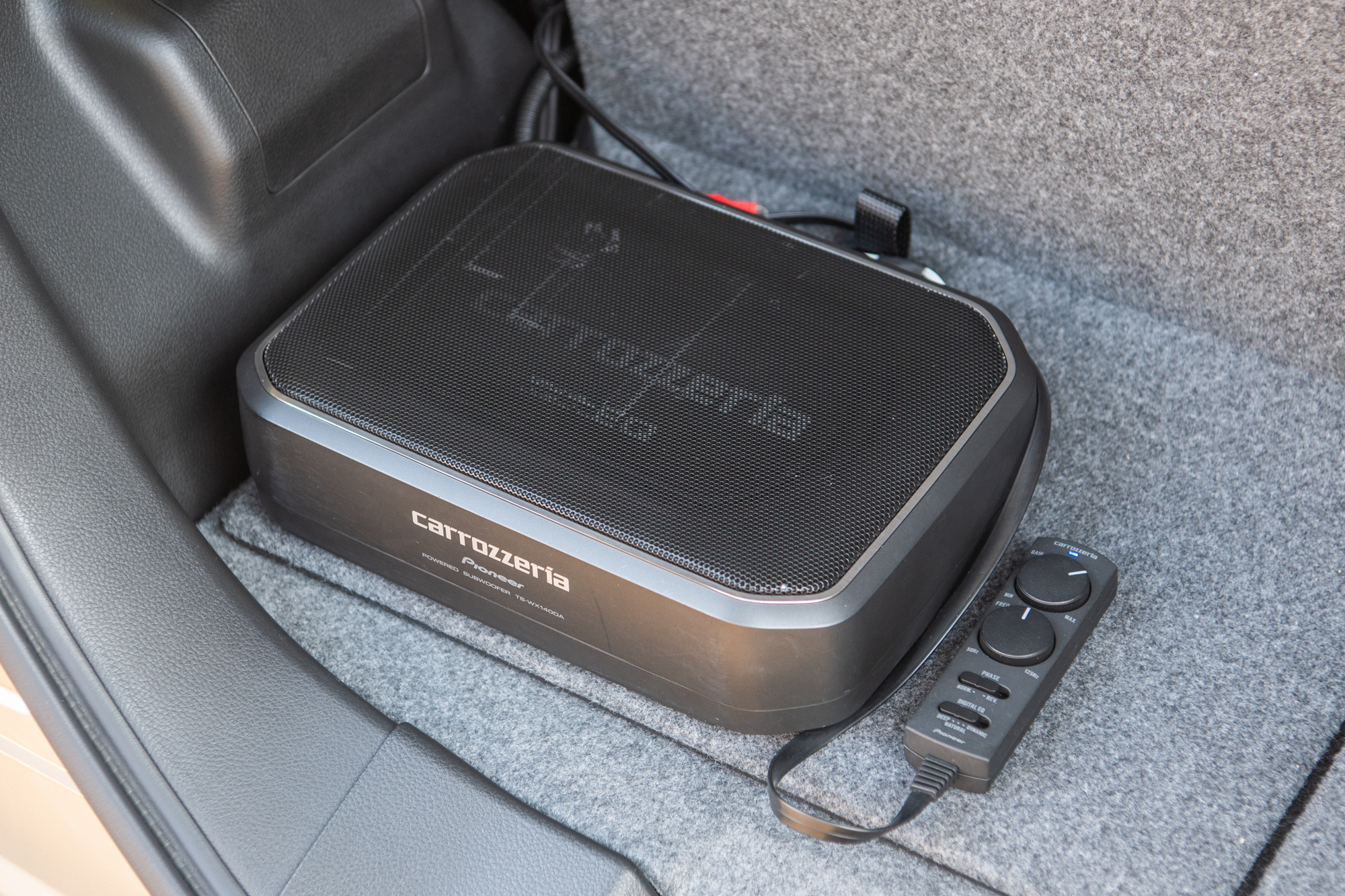 カーゴスペースには低音を司るサブウーファー「TS-WX140DA」。価格は19,800円（パイオニア公式オンラインショップ価格）