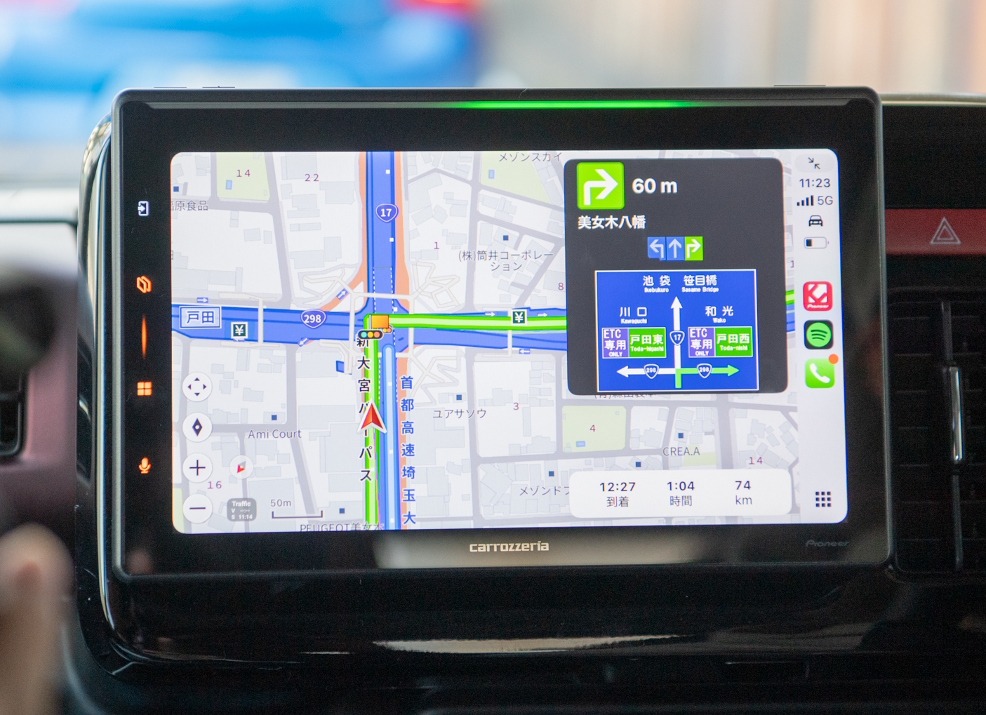 「ルミナスバー」は交差点を曲がる際にナビと連動して光が流れ、ルート案内を視覚的にサポートしてくれるため、周辺視野で「次は右だな」と直感的に把握できる ※対応アプリについてはカロッツェリアのホームページを参照