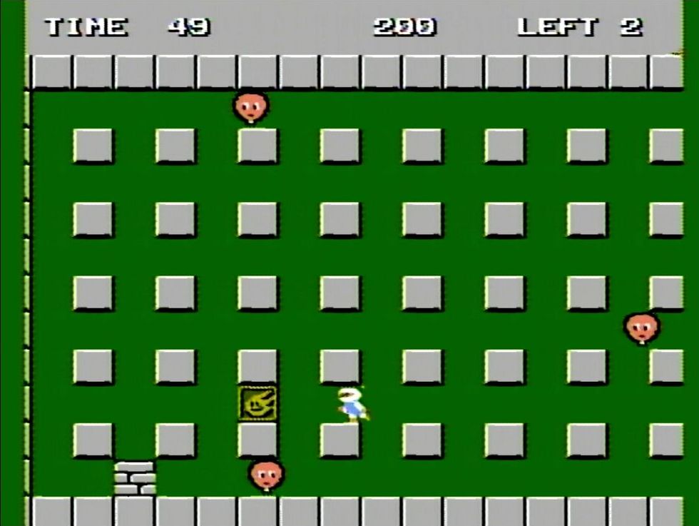 レンガに隠されたアイテムを取るとパワーアップ。写真はステージ1に出現する、射程が1ブロック分伸びる炎