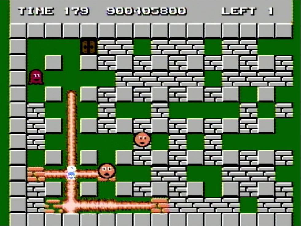 ボンバーマンが爆風に触れても平気になる火炎バリアは、まさに鬼に金棒のお助けアイテムだ