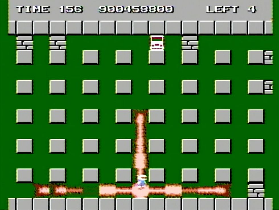 ステージ3などで爆弾を256発炸裂すると出現する、取ると50万点もらえるファミコン