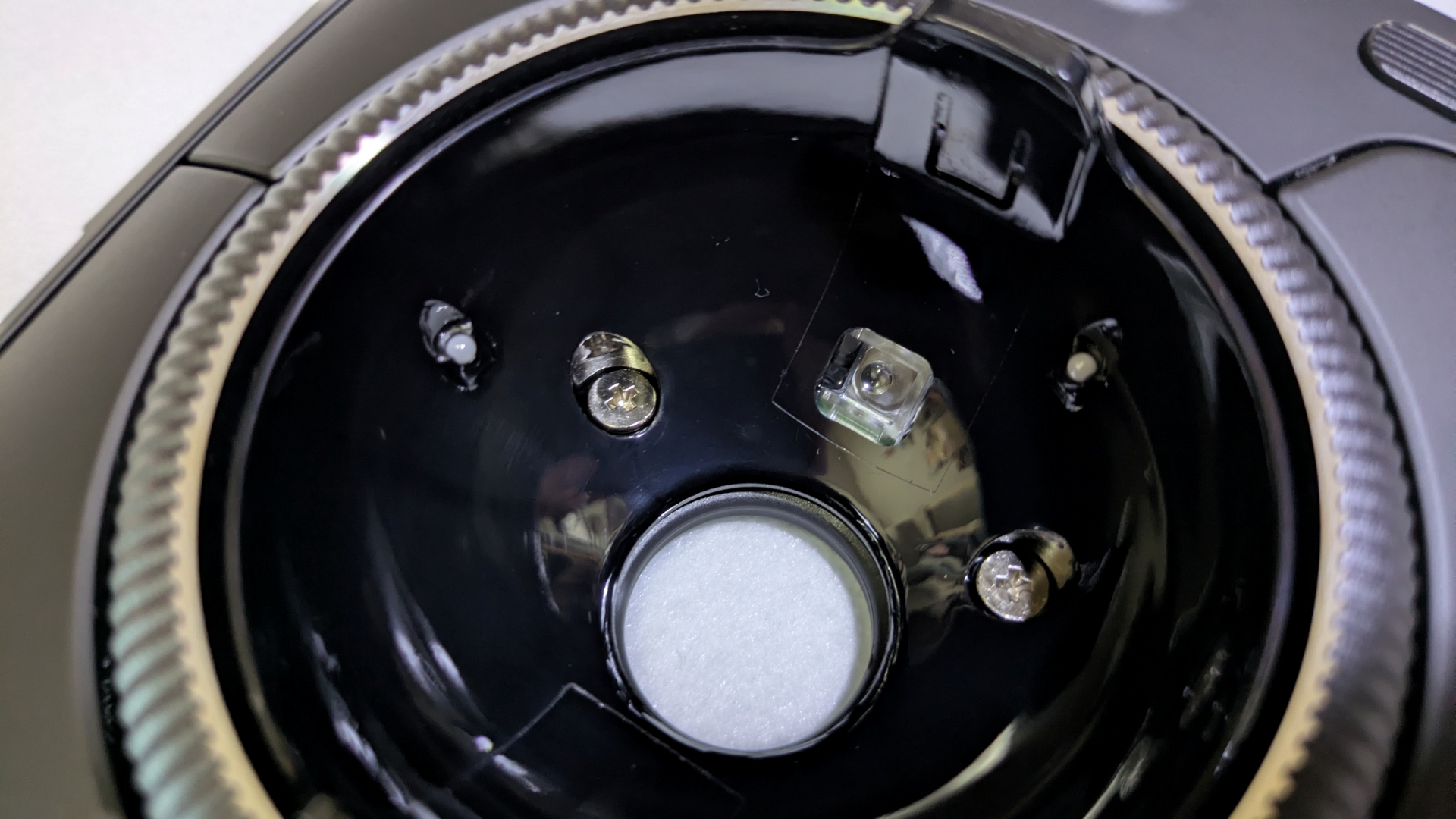 ソケット内にはセンサーと、ボールを支える支持球が3点。おそらく素材はセラミックで、操作感は大変良い