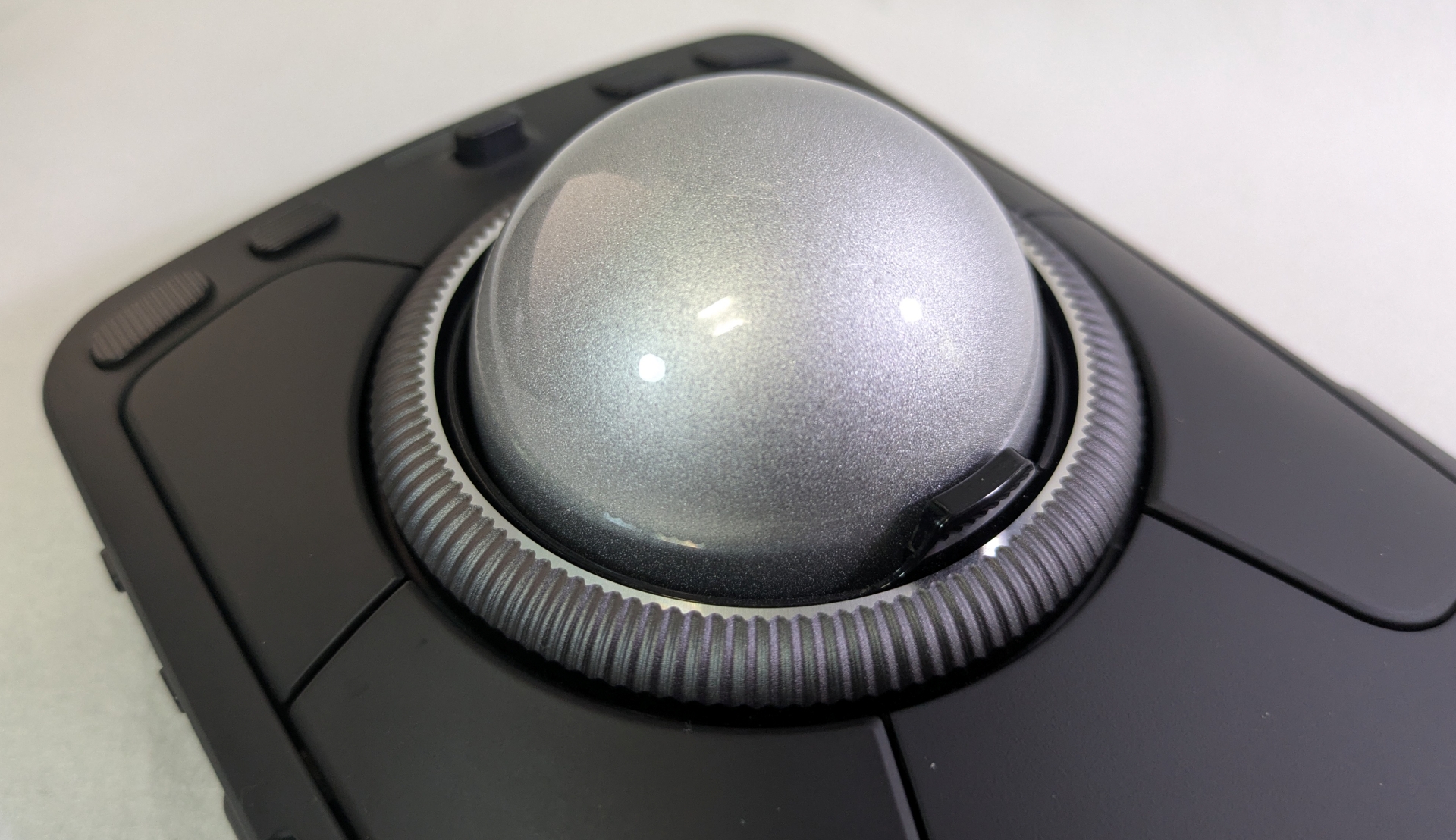 ボールを囲む用に配置されたスクロールリング。右回転することで下方向、左回転で上方向にスクロールする。ほかでは味わえない感触だ