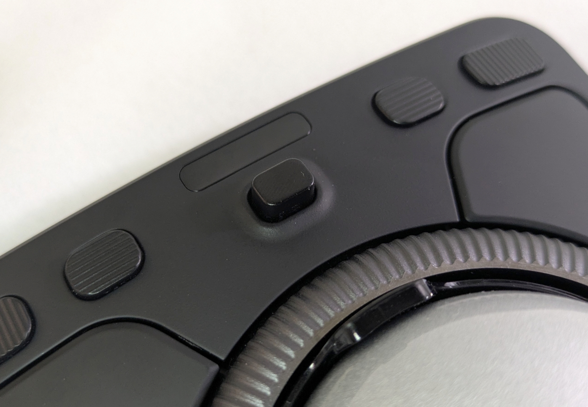 ボールの真上に位置する、スクロールリングの手触りを変えるスイッチ。スイッチが上がっているとクリック感有、下がっているとクリック感なしになる