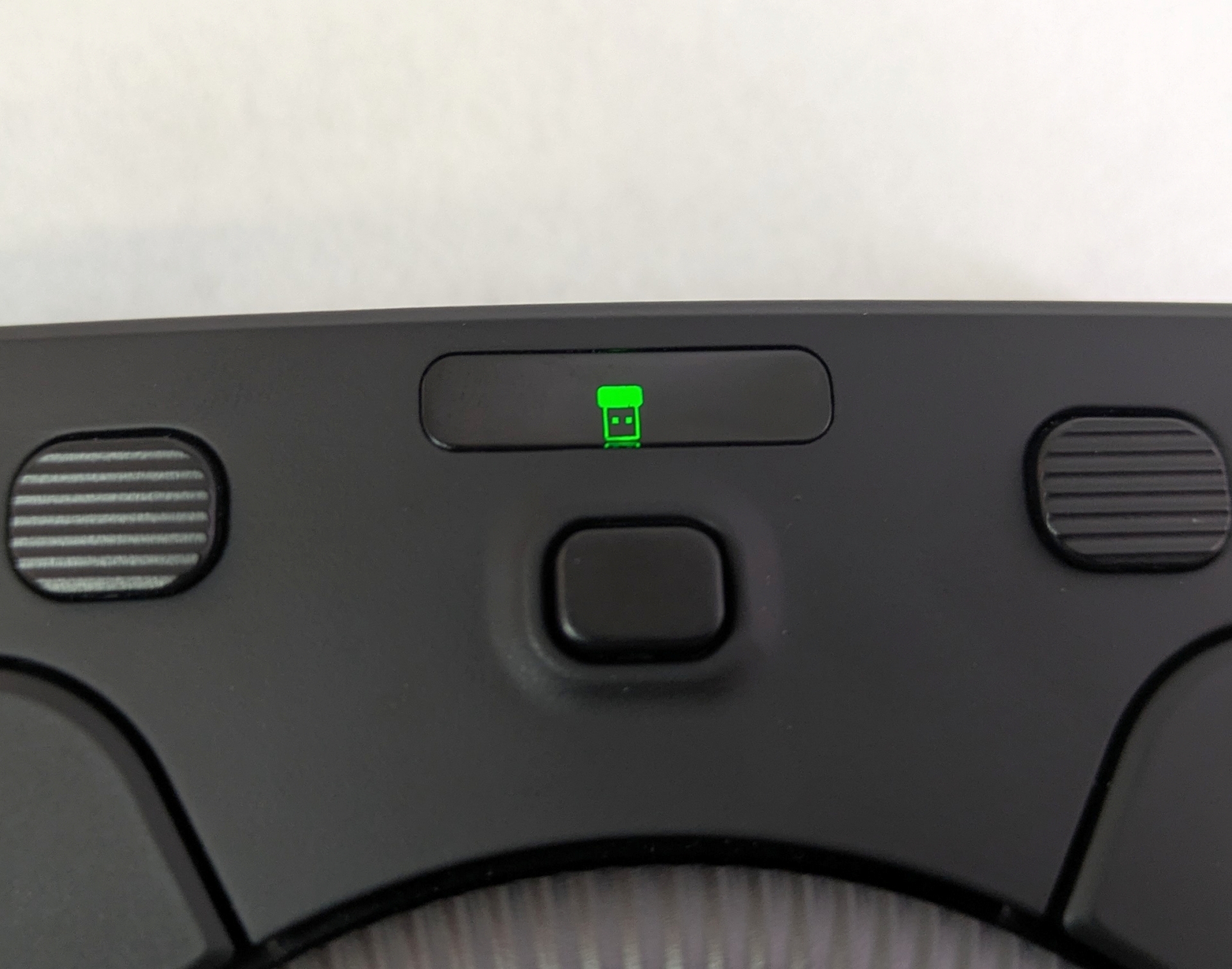 接続方式を切り替えると、本体最上部にあるモニターに現在の接続方式が短時間表示される。時間経過で消えて真っ暗に戻るため、アイコンが光りっぱなしだと煩わしいという向きにも親切な設計