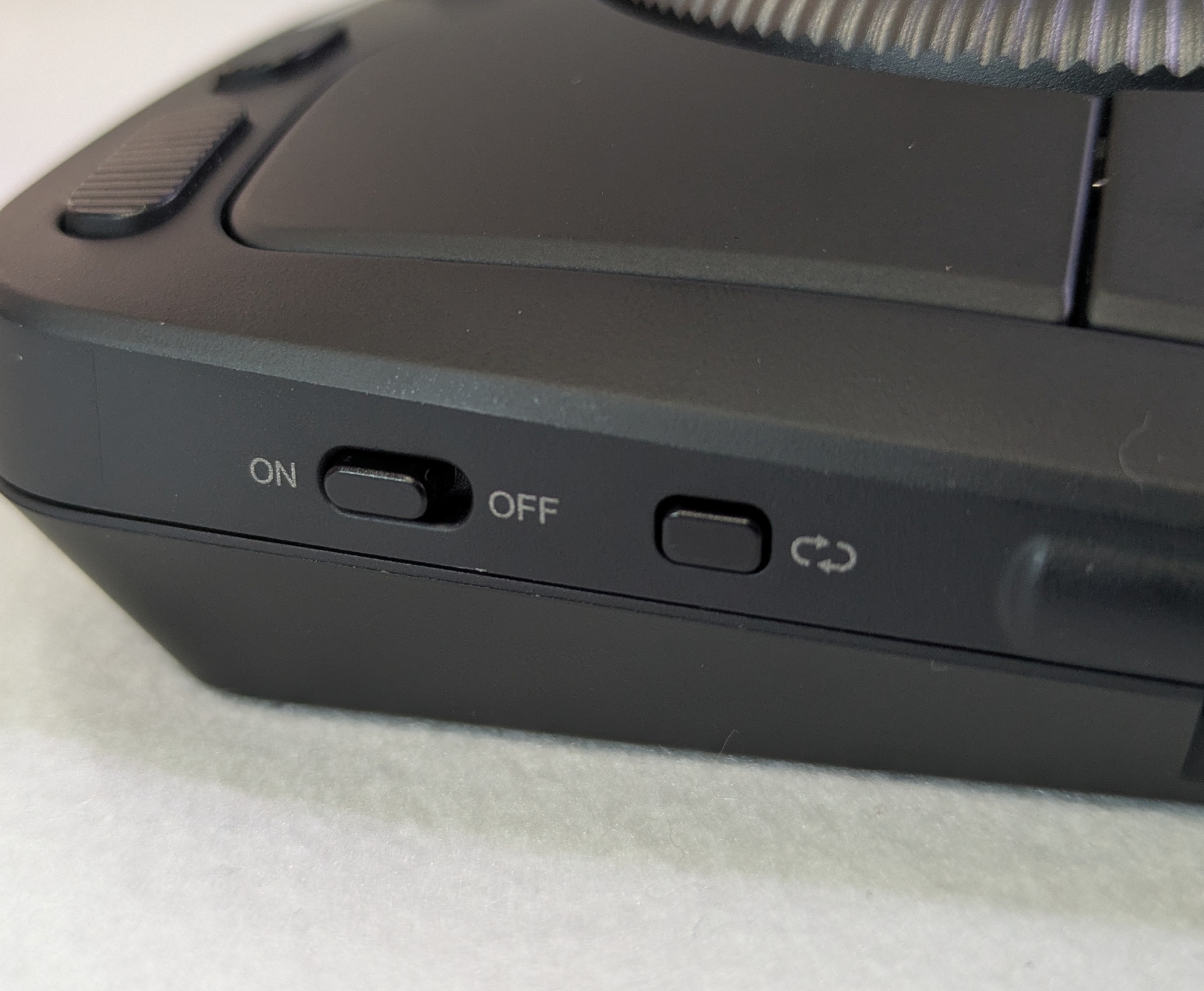 電源スイッチの隣にあるのが接続方式切り替えスイッチ。押すごとに有線→2.4Ghz→bluetooth1→bluetooth2→有線とサイクルする