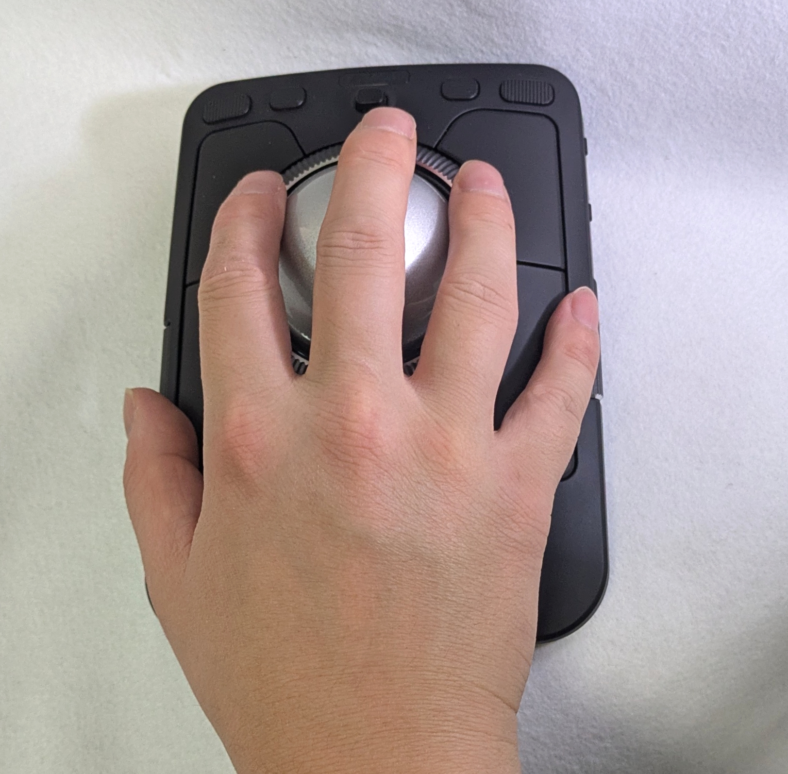 どっしりと深く手をかけると、指先がボールの奥側（上側）にかかってしまい、横移動の精度が著しく落ちる