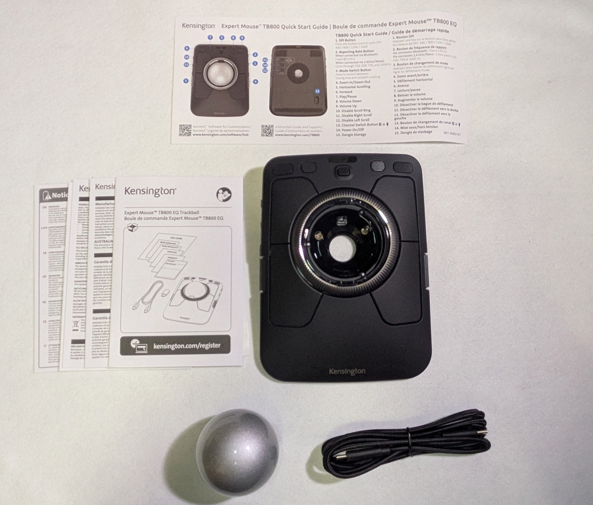 中には本体とボール、USB-Cケーブルやガイドなどが同梱されている