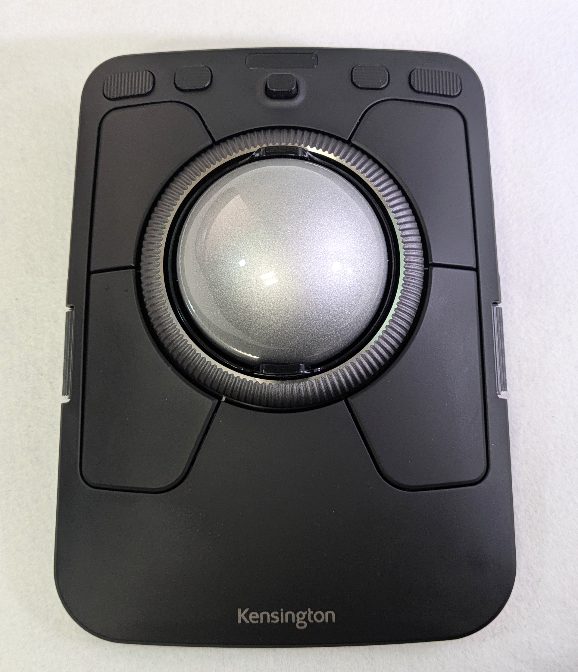 55mmの巨大なボールが目を惹く。パッと見のイメージは先代「エキスパートマウス」に近いが、上側にボタン、サイドにローラーが追加されている