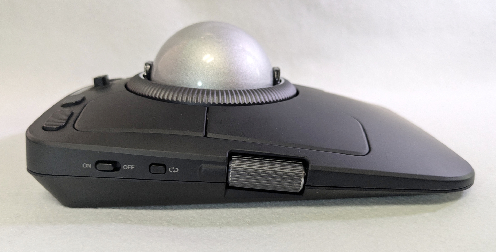 左側には電源スイッチ、接続方式の切り替えボタンとサイドローラー