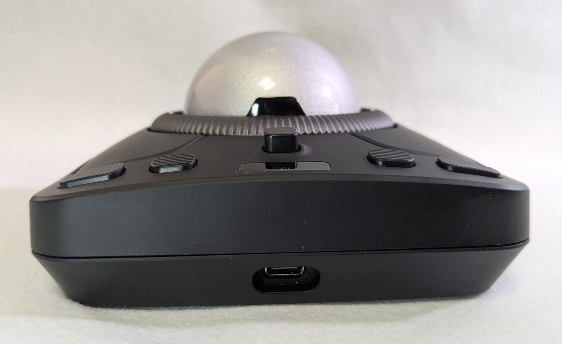 奥側には充電と有線接続時に使用するUSB-Cコネクタ