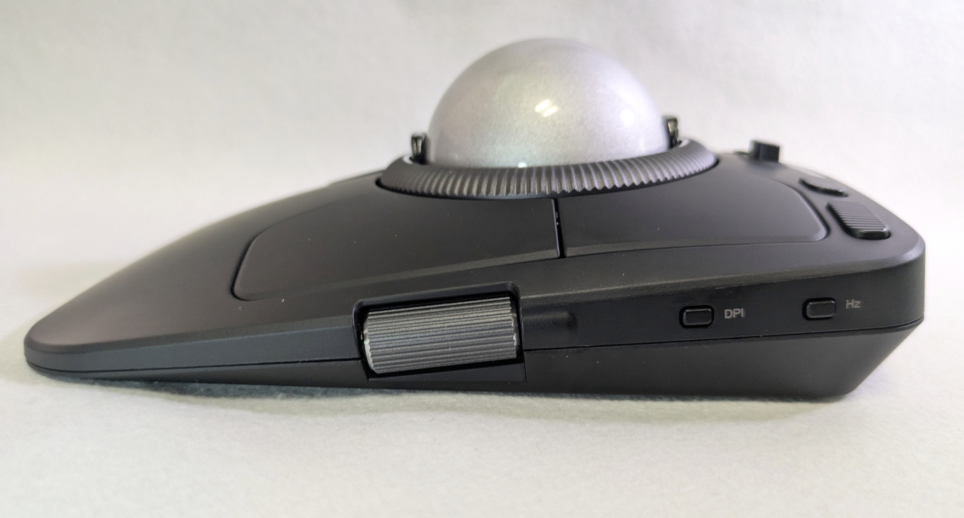右側にはDPIの切り替えスイッチとレポートレートの変更スイッチ、そしてもうひとつのサイドローラー