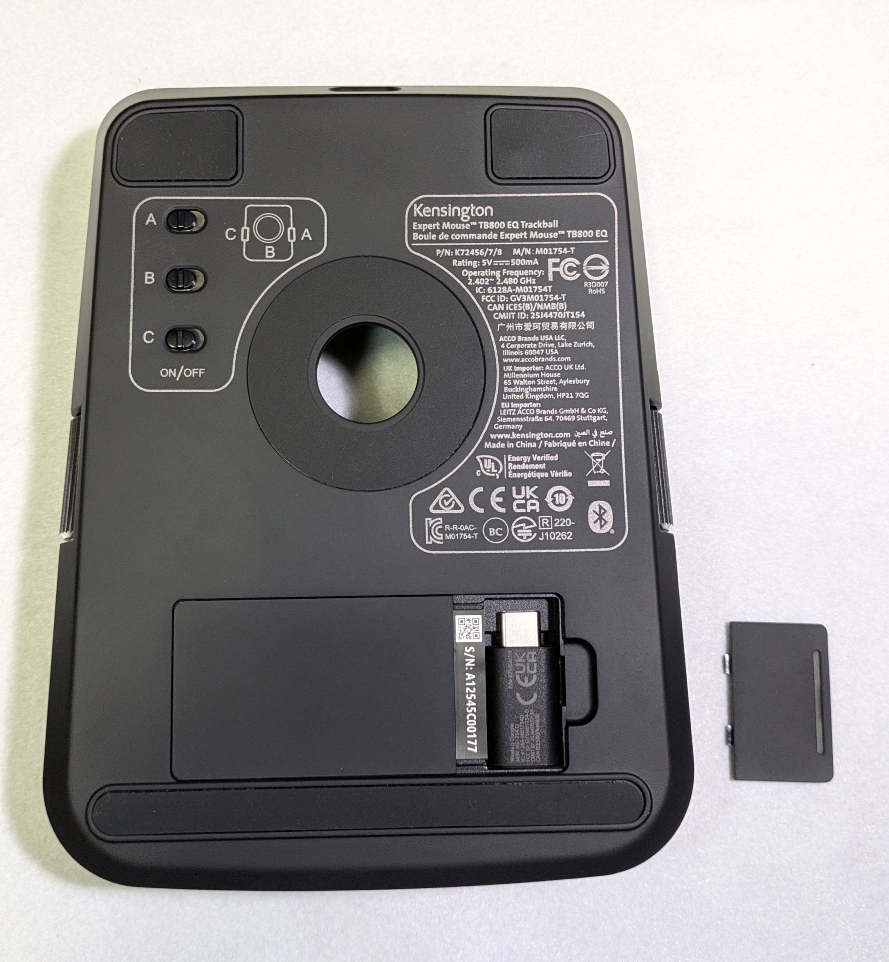 裏側にはスクロールリングとサイドローラーそれぞれをON/OFFできる物理スイッチが配置されているほか、フタの内部には2.4GHz無線接続用のドングルが仕込まれている