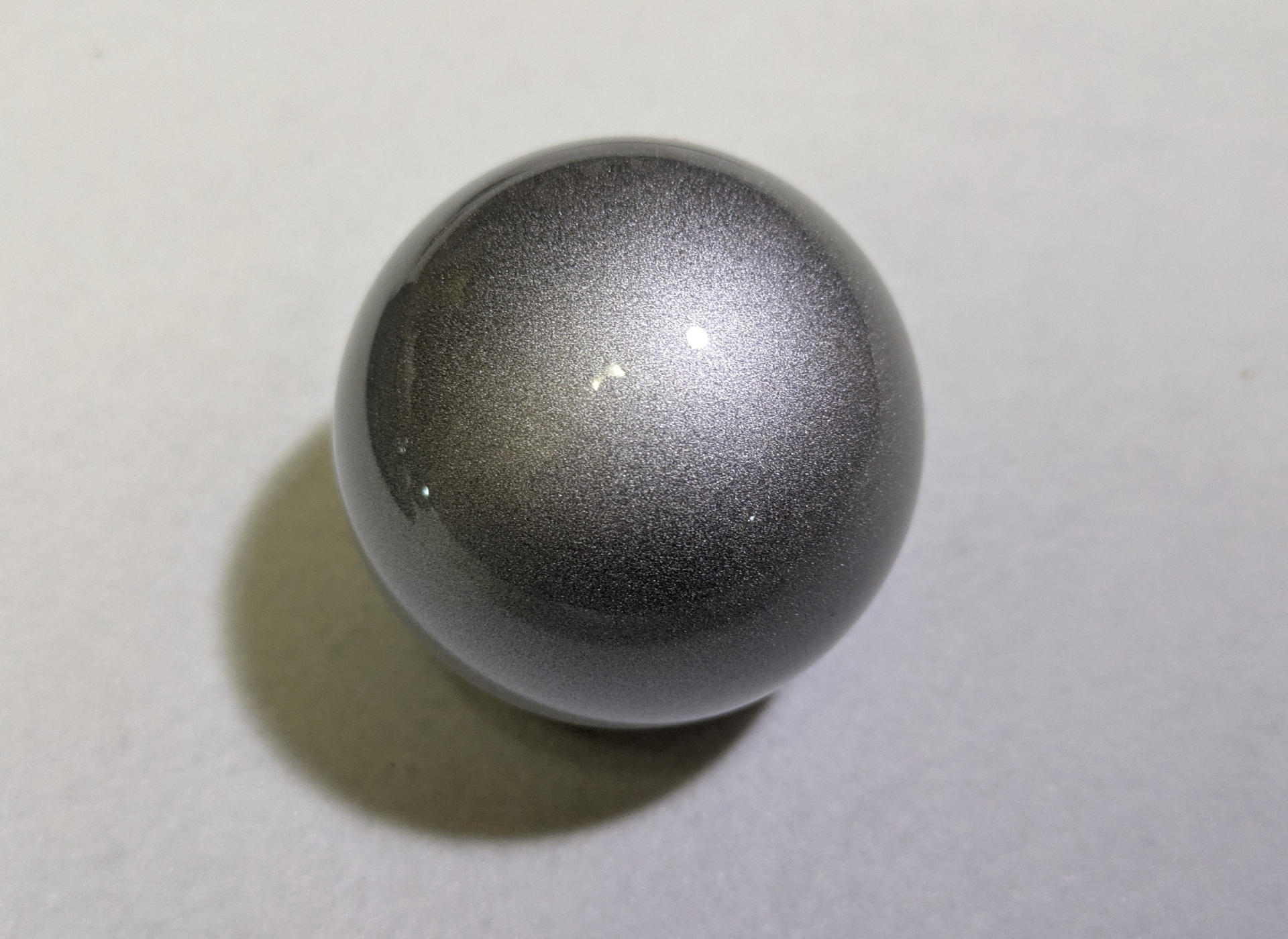 凄まじい存在感を放つ55mm大型ボール。ラインナップはレッド（Amazon限定）とシルバーの2色