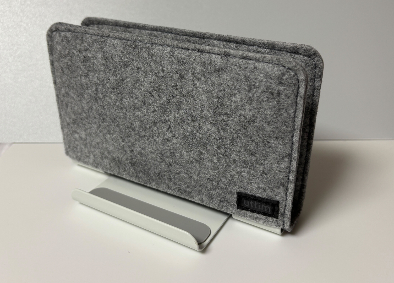 本体はこのような形でフェルトがキズから守ってくれます