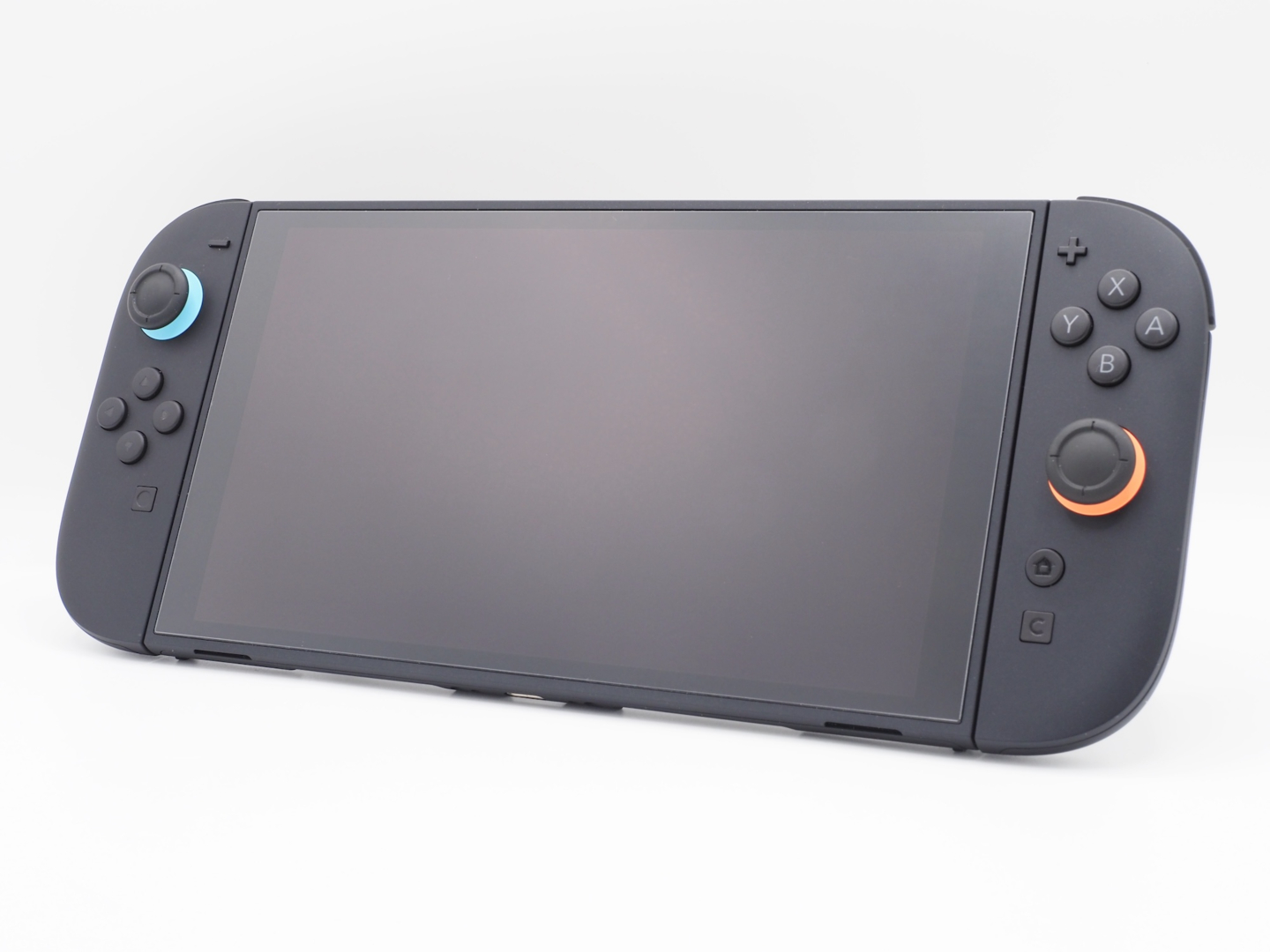 ノングレアフィルムを貼ったSwitch2。光の反射を低減させ、周囲の様子が映り込みにくくなります