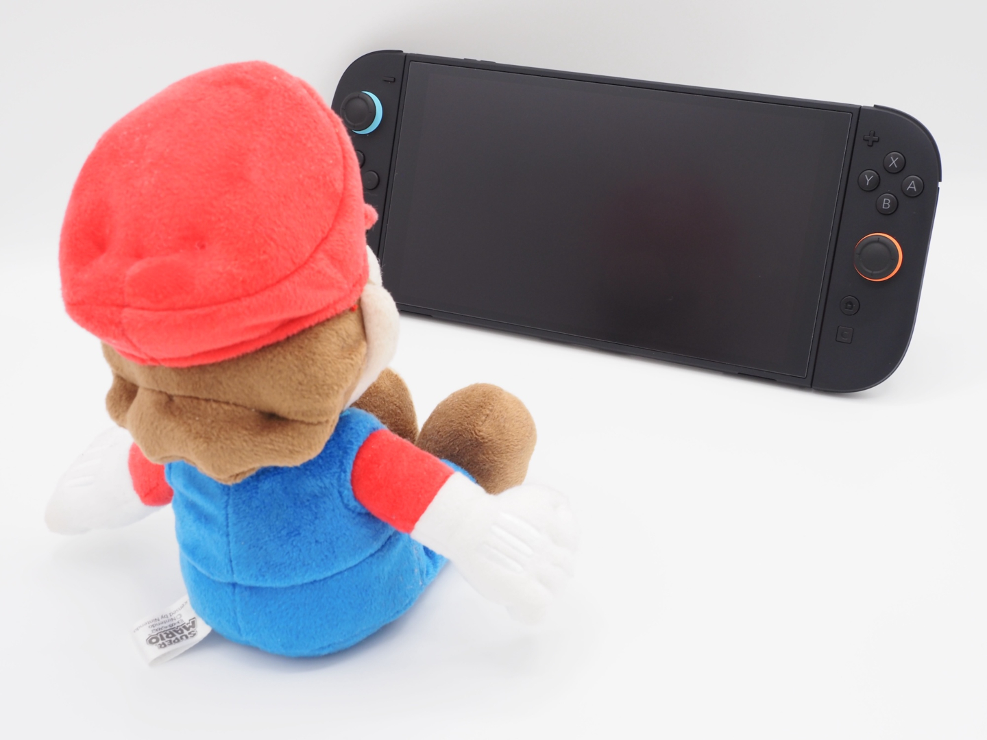 こちらが今回のノングレアフィルムを貼ったSwitch2。映り込みが抑えられるため、暗転時に自分の顔と対面することはなくなります