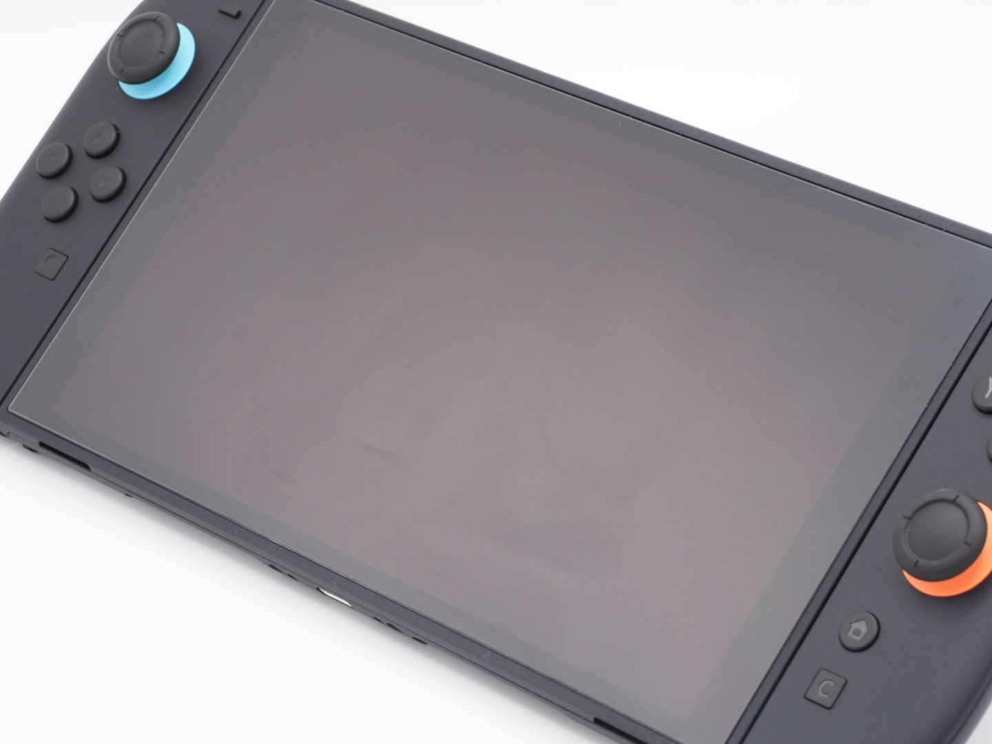 撮影中にベタベタとディスプレイを触りましたが、指紋も目立ちにくいです