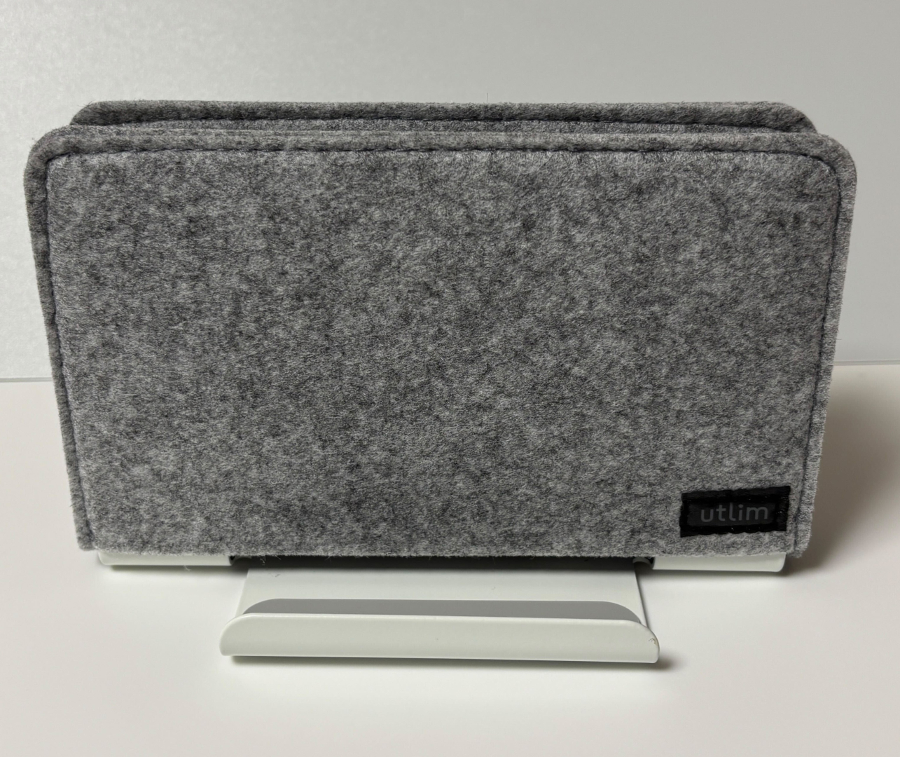 本体はこのような形でフェルトがキズから守ってくれます