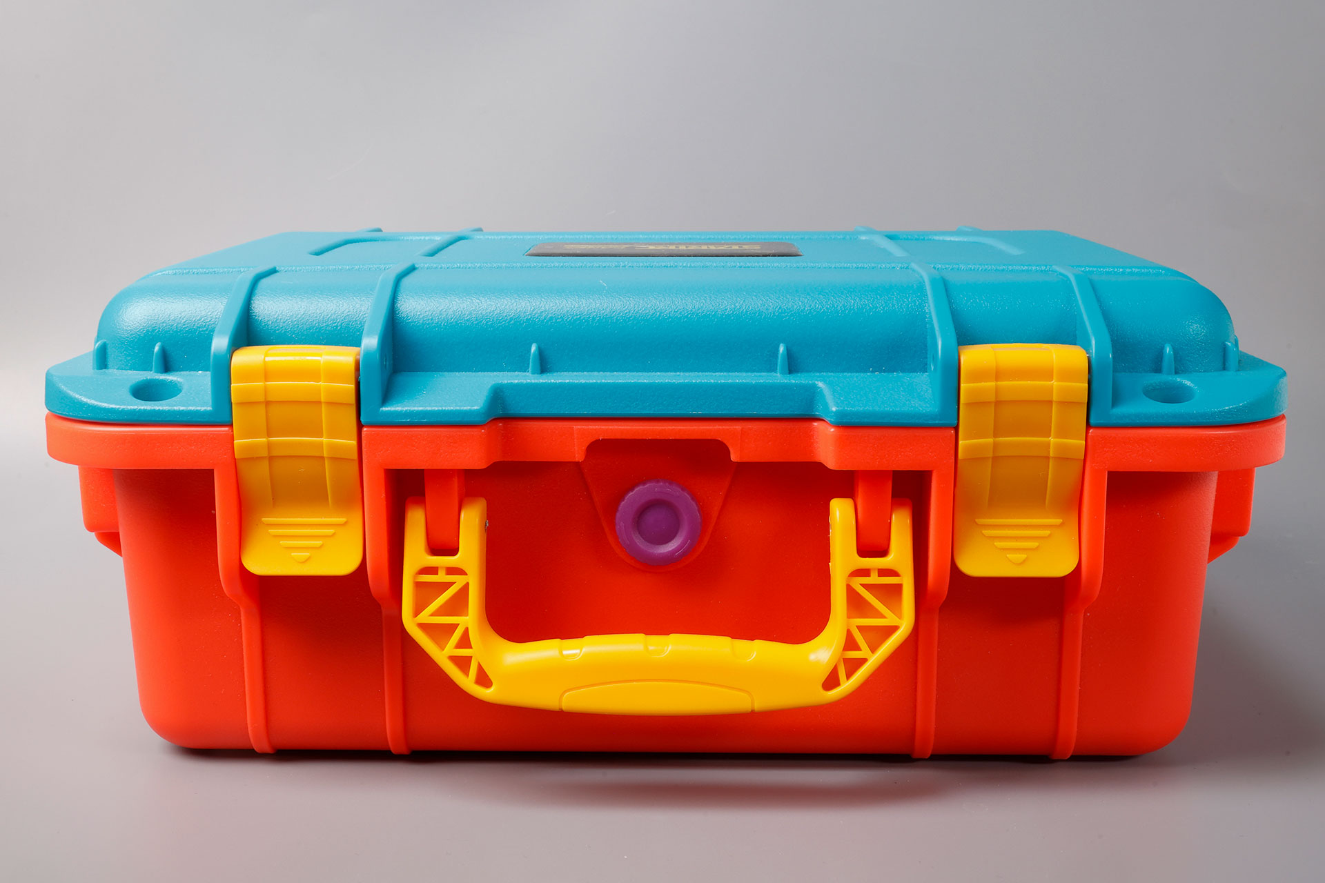 中央の紫色のボタンを回して機密性も高めることができます