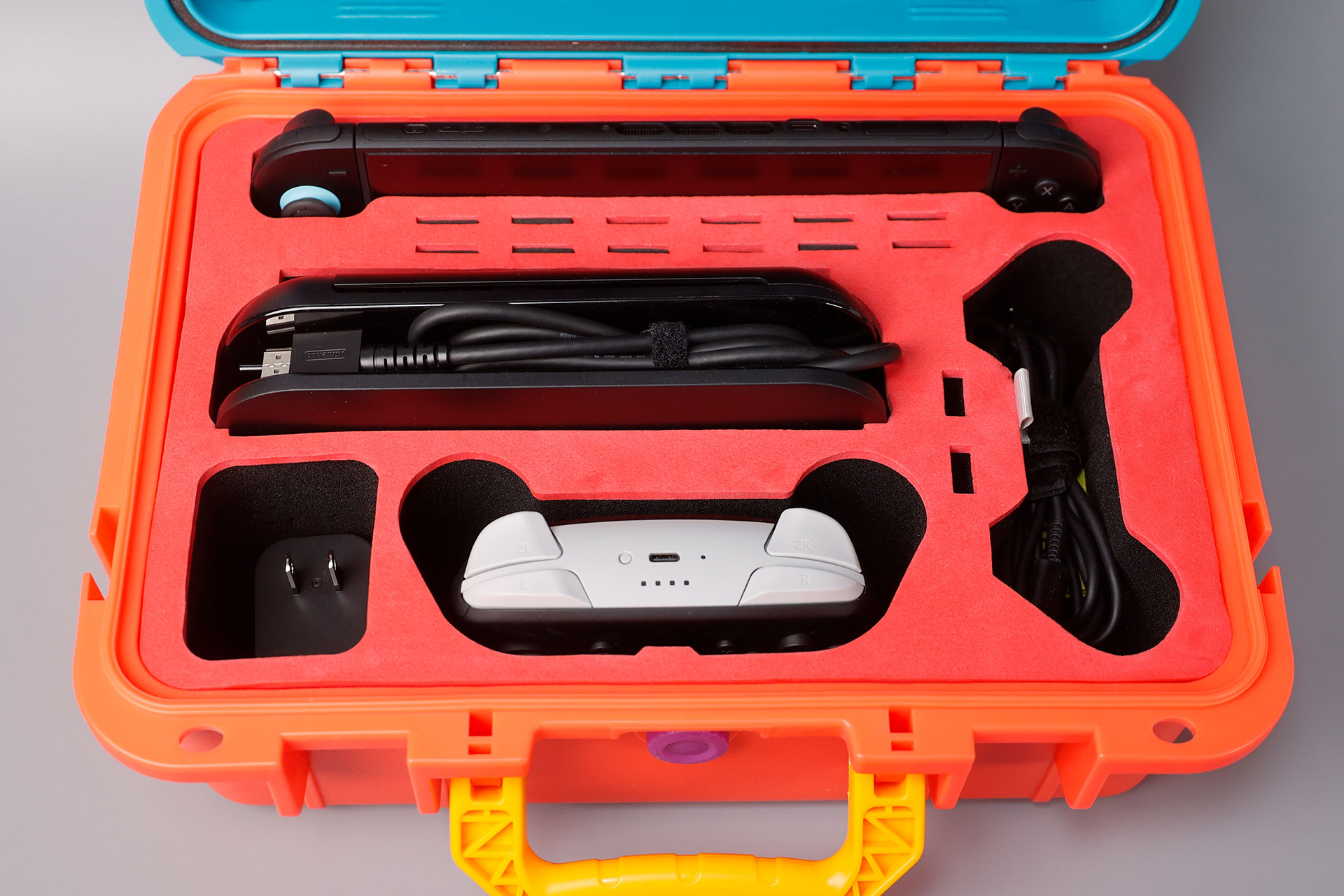 ケーブル類を余ったスペースに入れておきましょう