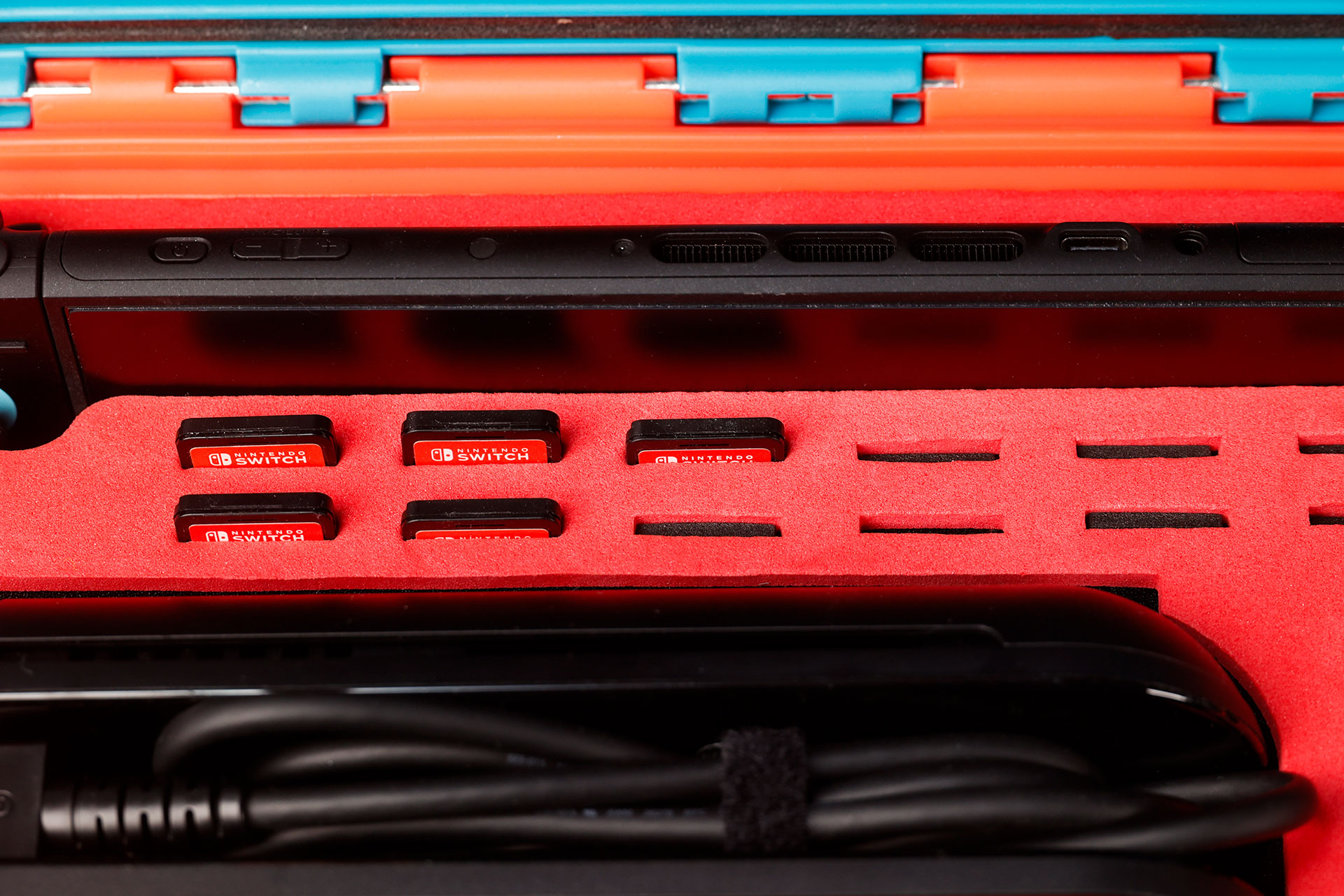 SwitchやSwitch 2のソフトが12枚入るスロットも用意されています