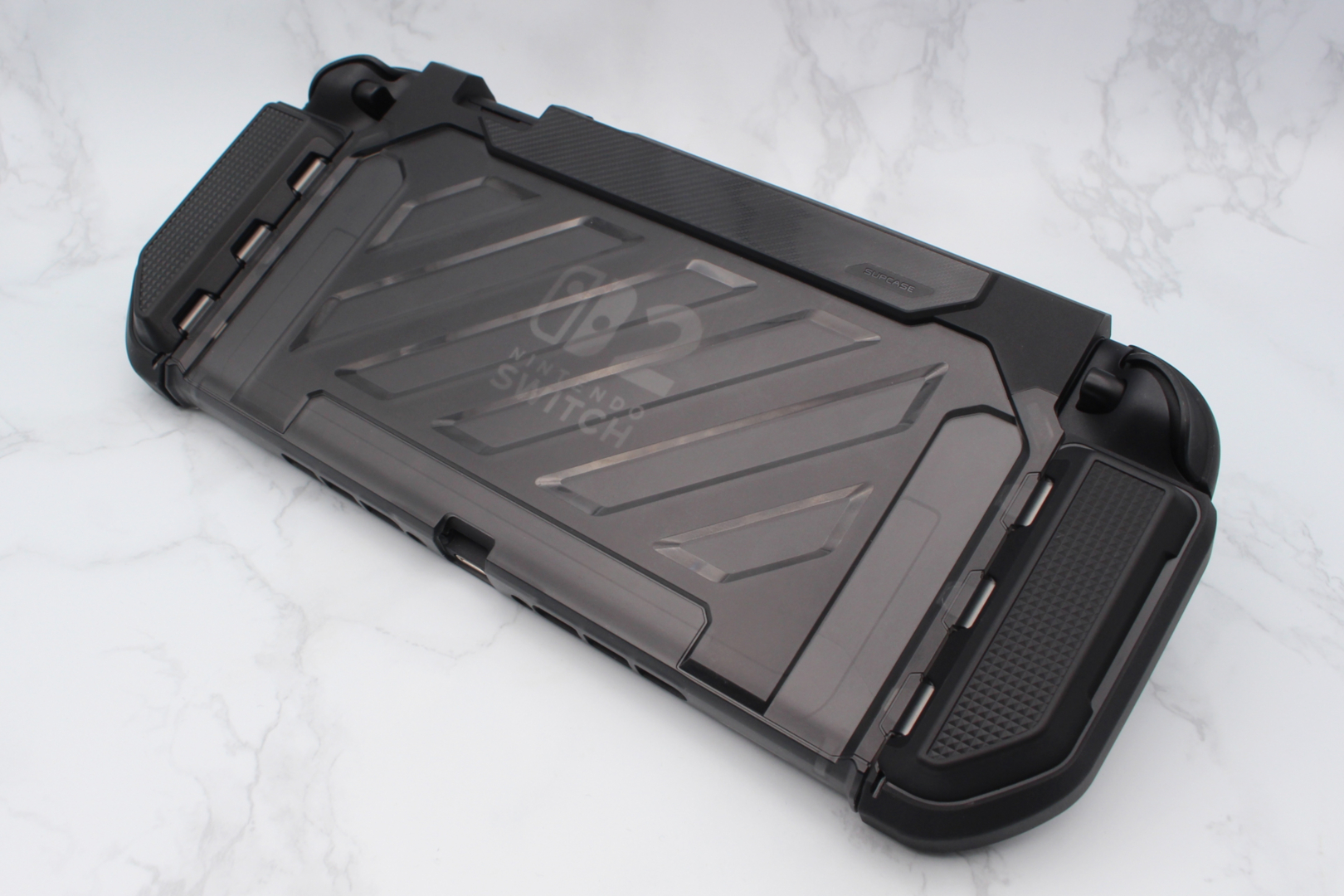 「Nintendo Switch 2 Unicorn Beetle PRO Gaming Case」。カラーは4色で、これはブラック。シェル中央部がクリアなのはこのブラックのみで、ほかはメタリックカラーの仕様です