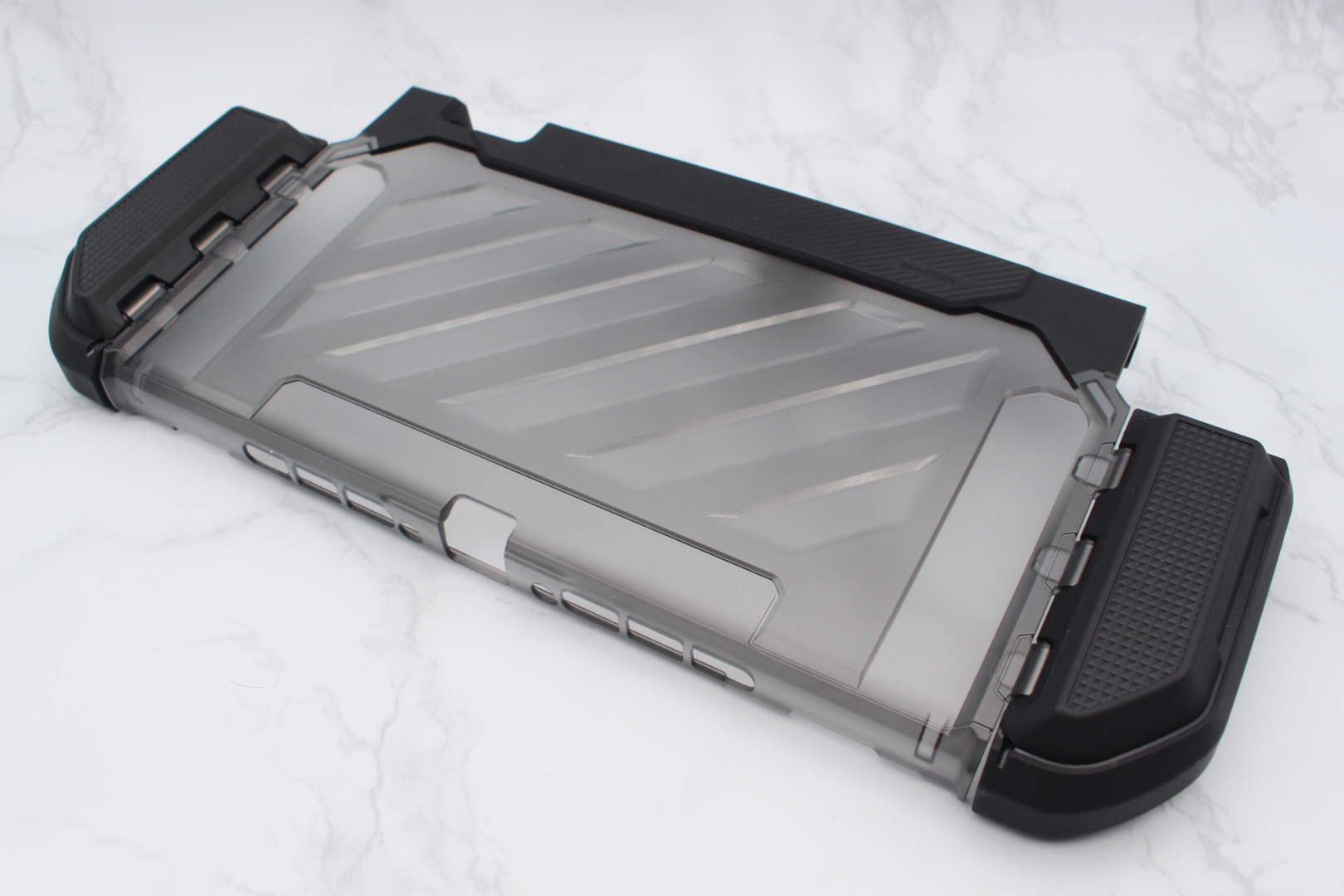 「Nintendo Switch 2 Unicorn Beetle PRO Gaming Case」。カラーは4色で、これはブラック。シェル中央部がクリアなのはこのブラックのみで、ほかはメタリックカラーの仕様です