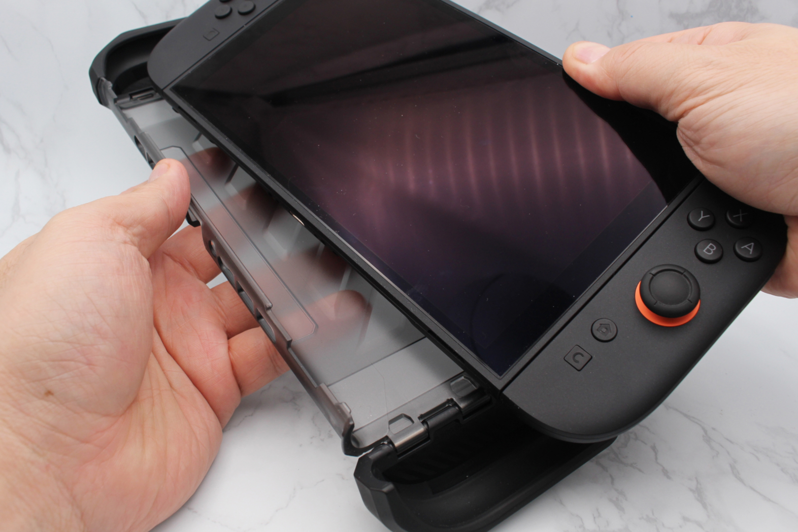 上下を間違えないように注意し、上または下からはめ込んで装着します