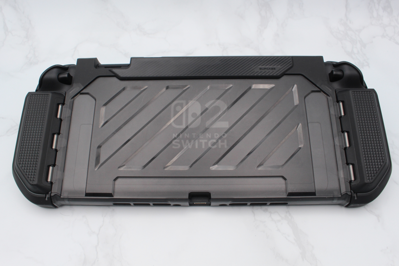 本体に装着した状態。背面のスタンドは内部に収まるため使えなくなります