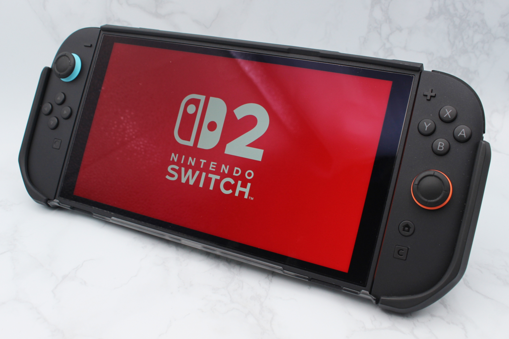 表側はこんな感じ。画面上端に約2.5mm、下端に約1mm突起したベゼルがあり、画面保護の役割を果たします