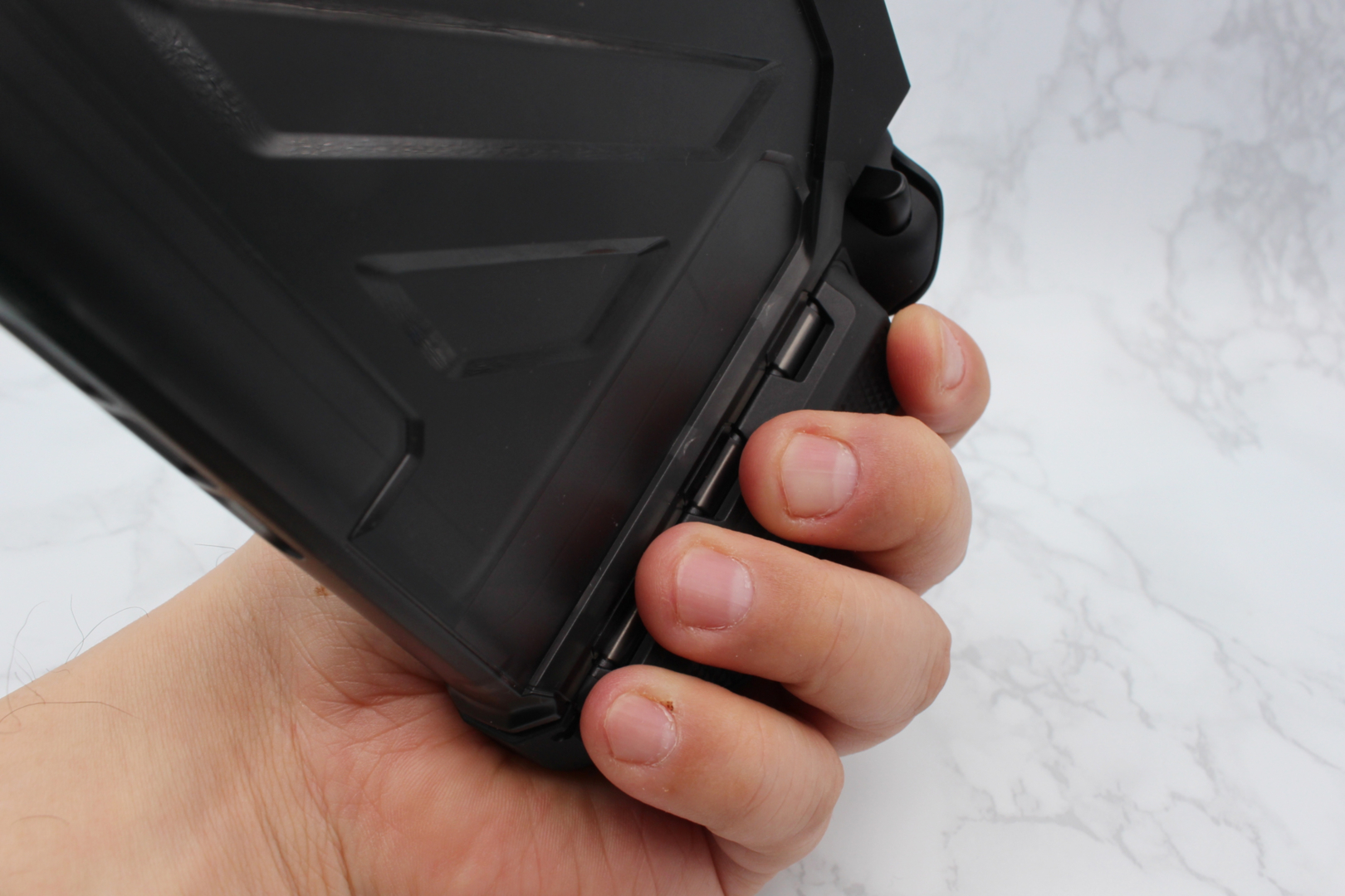 携帯モード時のグリップ感が向上し、ゲームプレイが快適になります