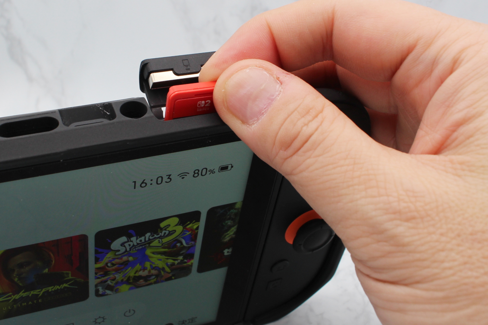 ケース上下には各種開口部や通気口が設けられていて、ソフト交換やケーブル接続、放熱など、本体機能を損なうことなく使用できます