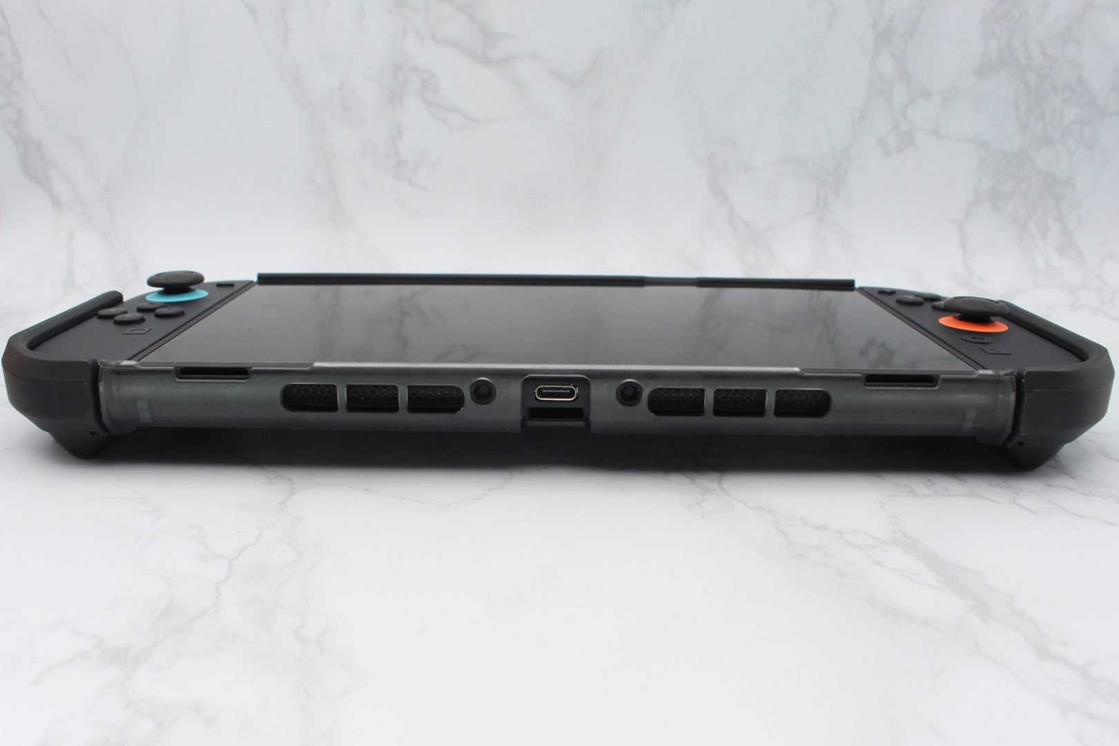 ケース上下には各種開口部や通気口が設けられていて、ソフト交換やケーブル接続、放熱など、本体機能を損なうことなく使用できます