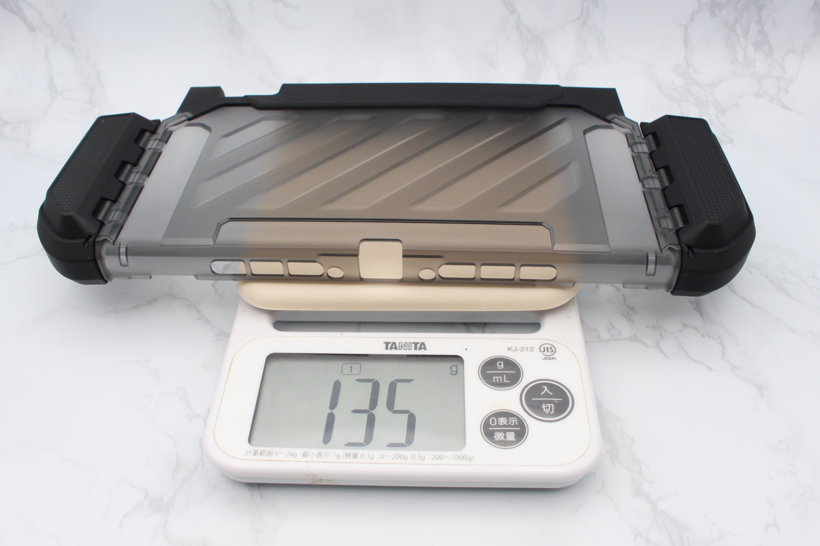 メーカー公称の重量は139gですが、実測は135gでした。本体込みの重量は約675gで、やや重さは感じるかもしれません