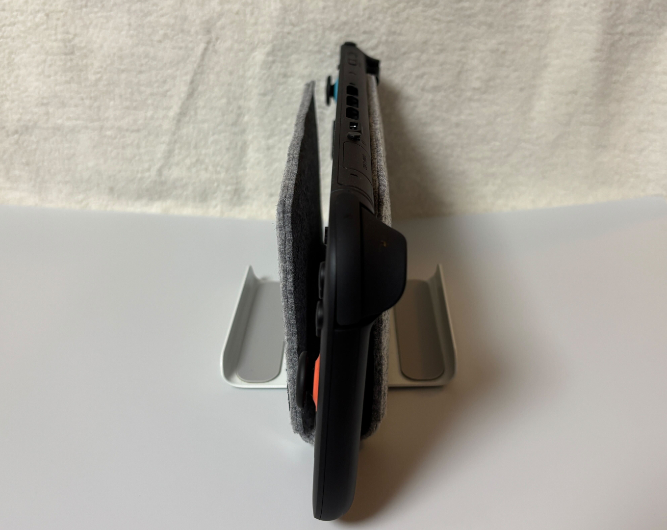 内寸も約27mmあり、Switch2の厚さは13.9mmなので、前後のクリアランス（幅）に若干余裕があるためSwitch2の画面と密着していない点もポイントです