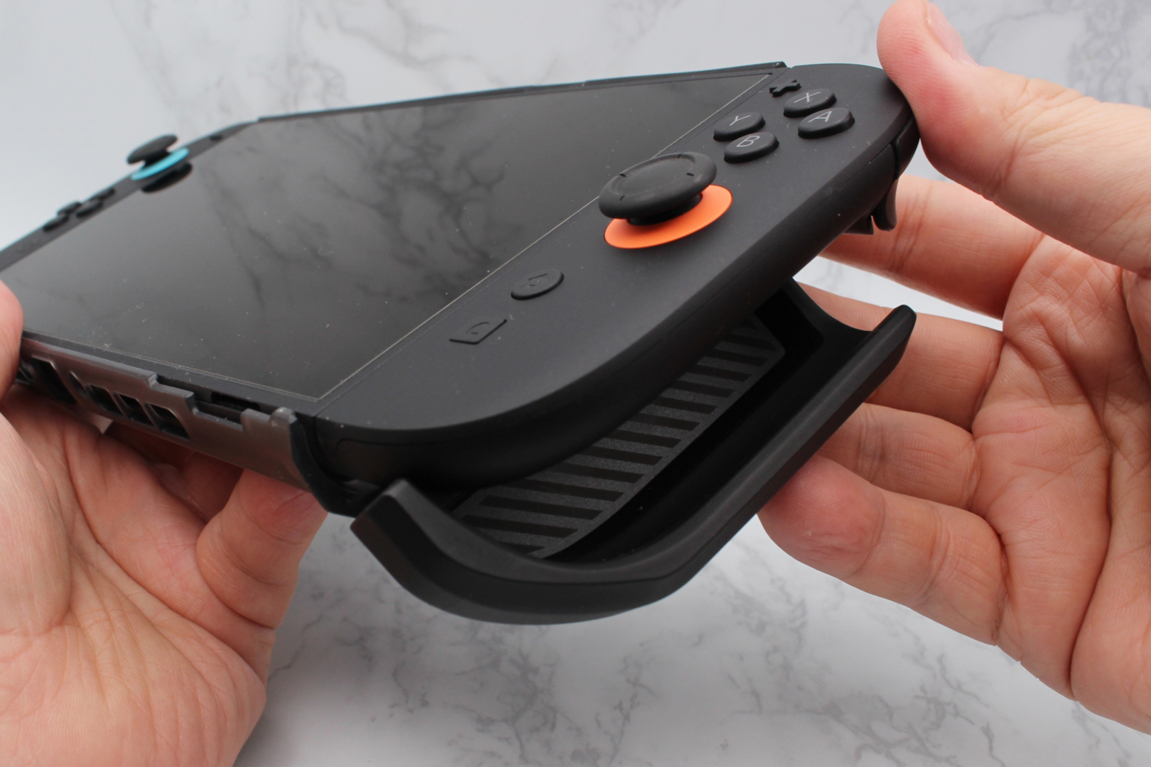 グリップ部分のみが折れ曲がり、Joy-Con 2を取り外せます