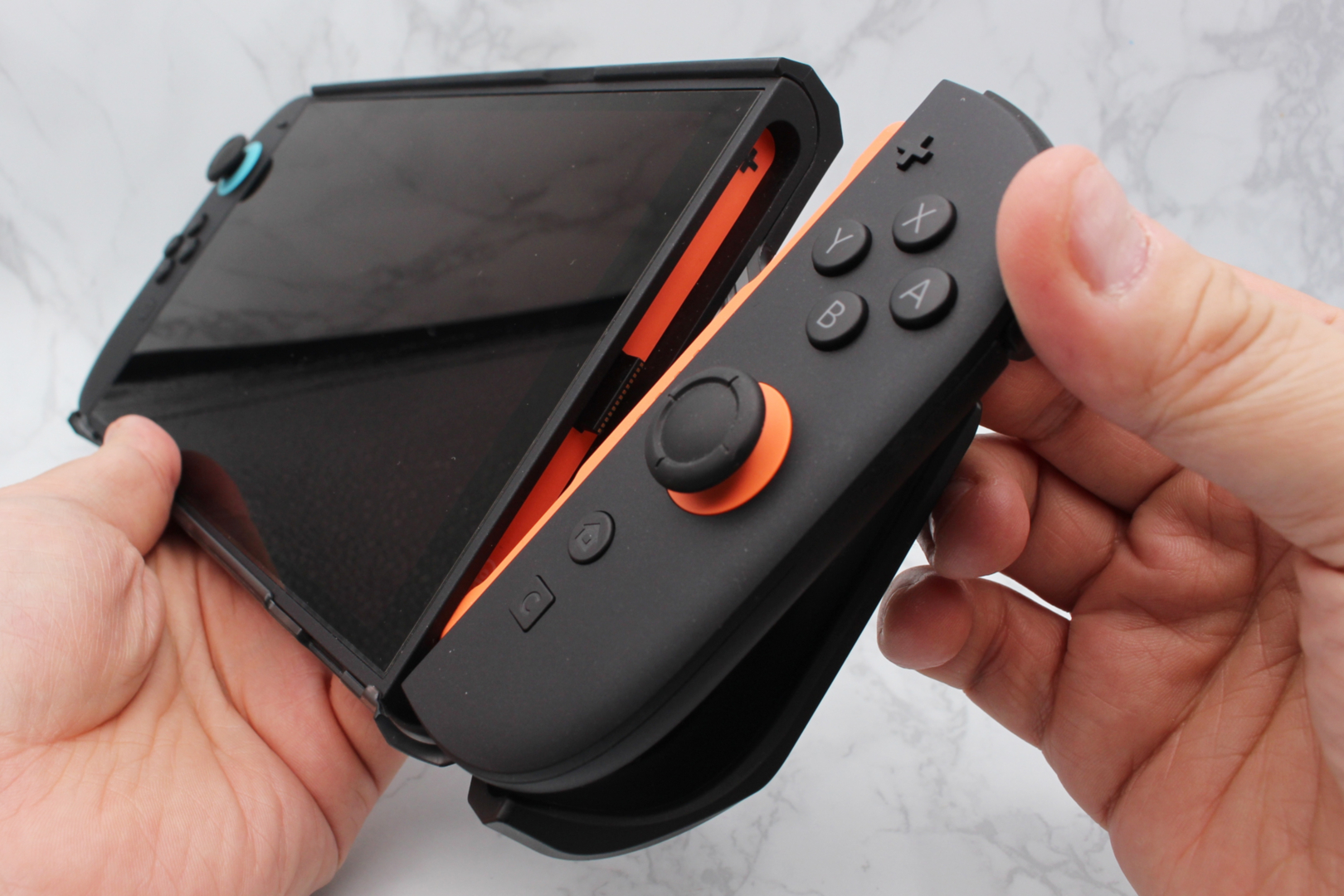 グリップ部分のみが折れ曲がり、Joy-Con 2を取り外せます