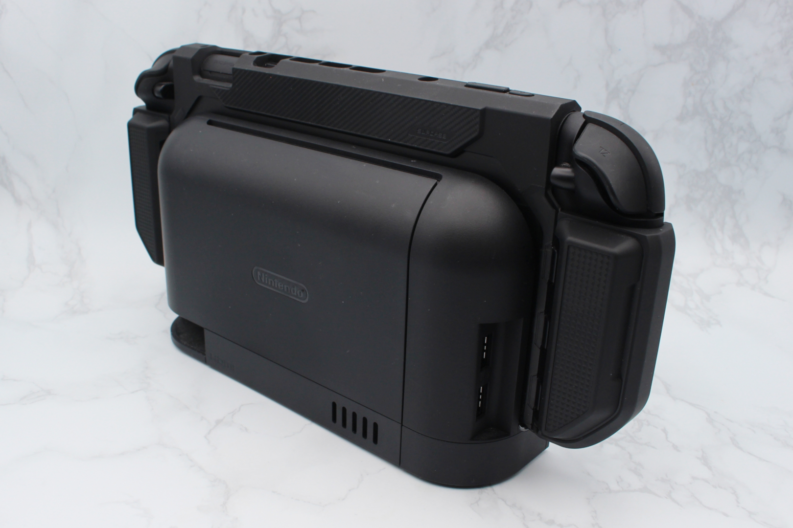 ドックに収納した状態。前後のクリアランスはほとんどありませんが、画面下側にもベゼルがあるため、画面をこすることなく収納でき、TVモードも問題なく動作します