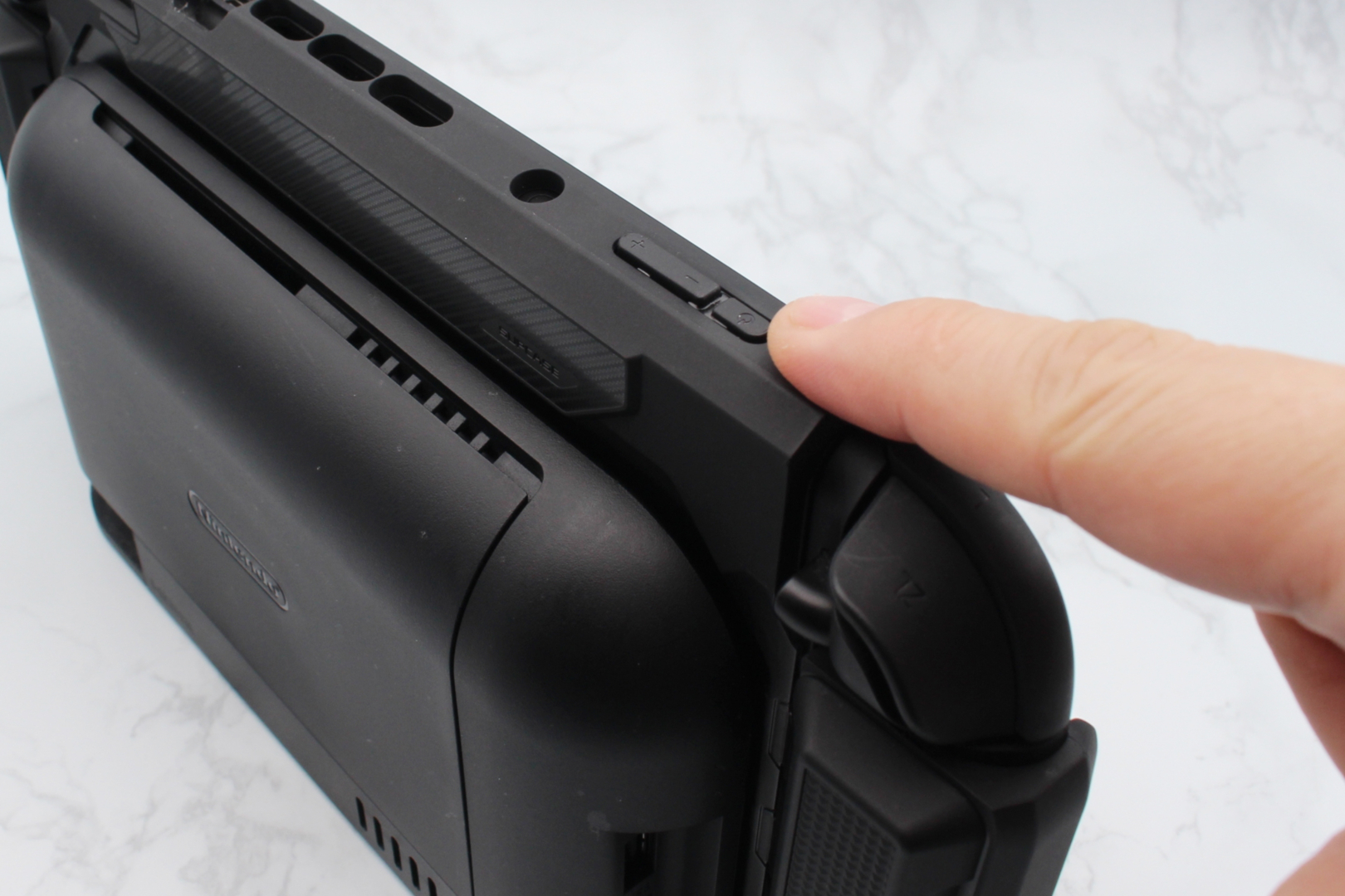 電源ボタンや音量ボタン部分は突起形状になっており、装着時でも押しやすいよう設計されています