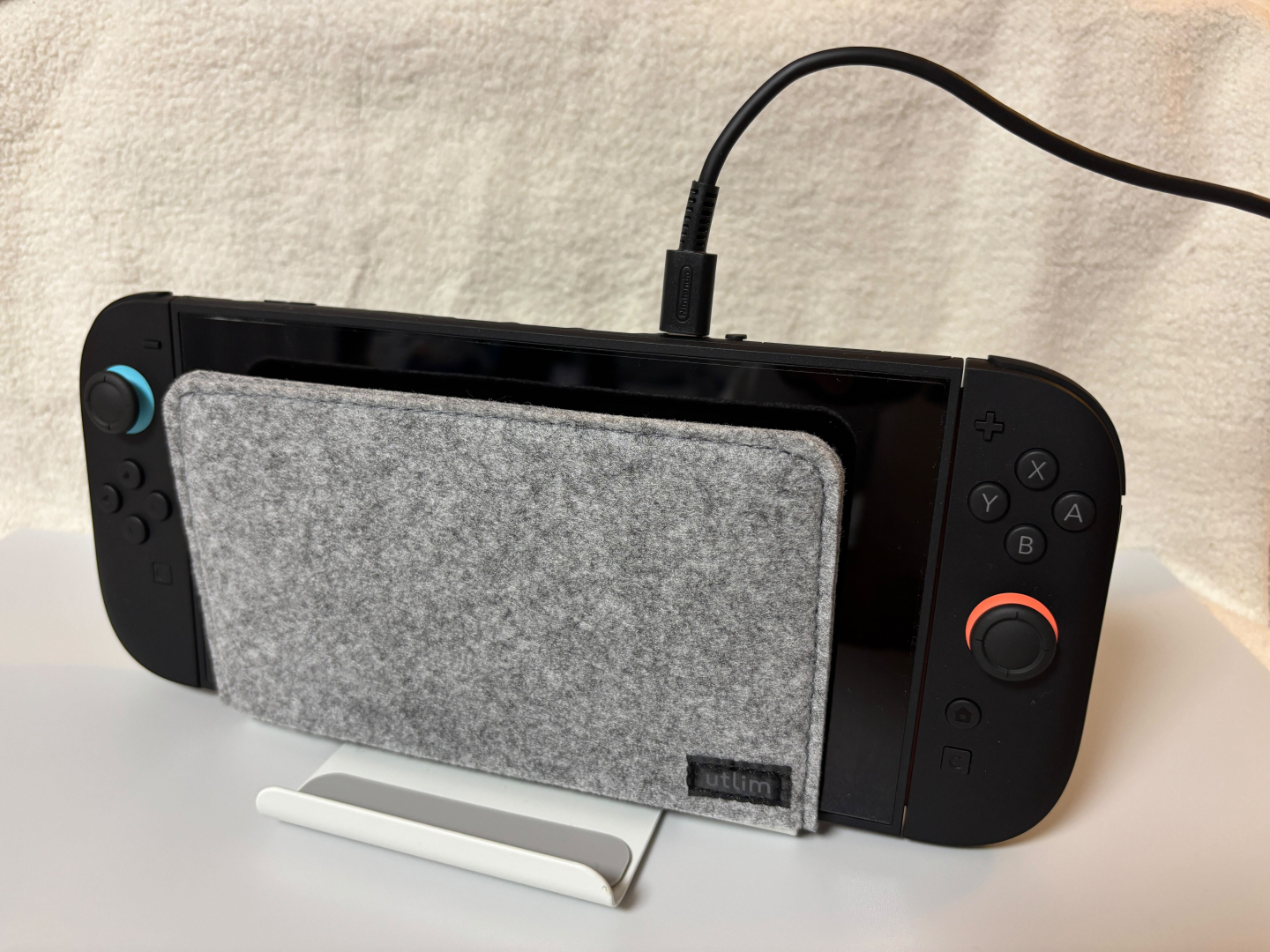 充電の際には上からケーブルをさせるため非常に楽