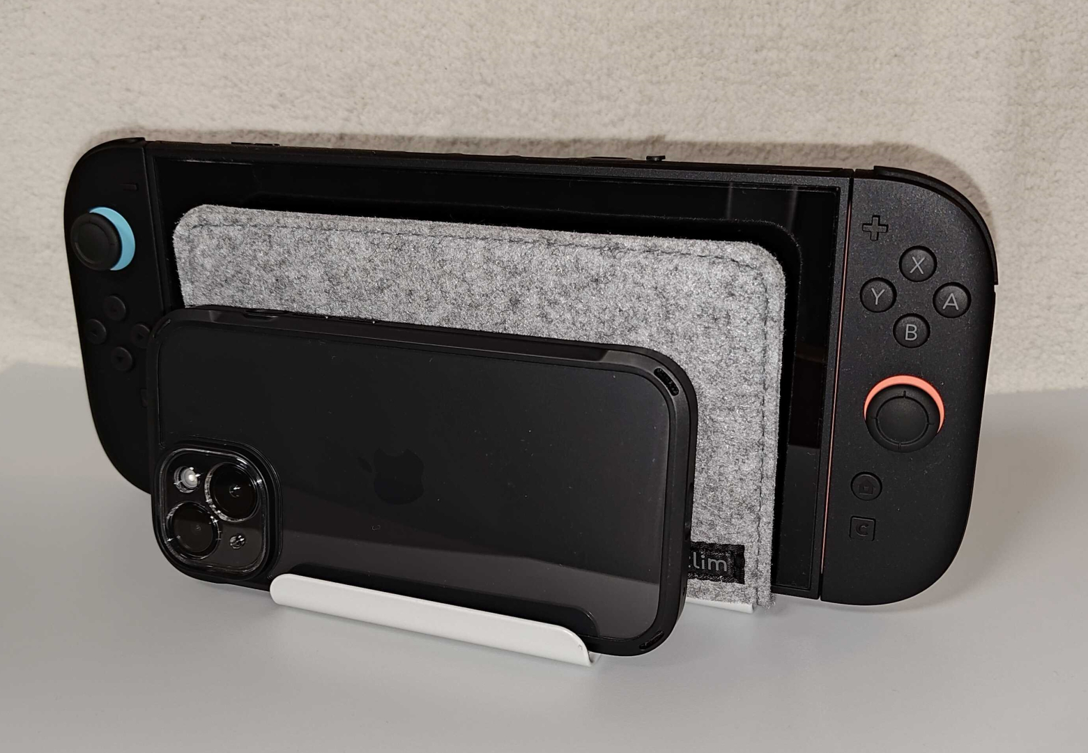 また、滑り止めシートもついているためスマホなどを立てかけて置くことも可能になっています