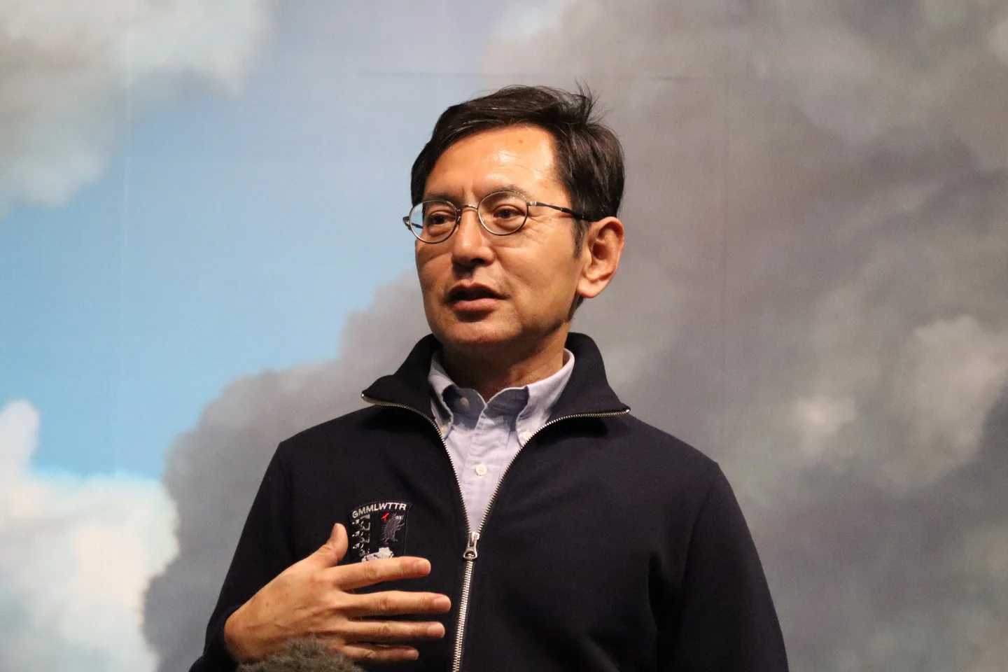 あいさつするジブリパークの宮崎吾朗監督